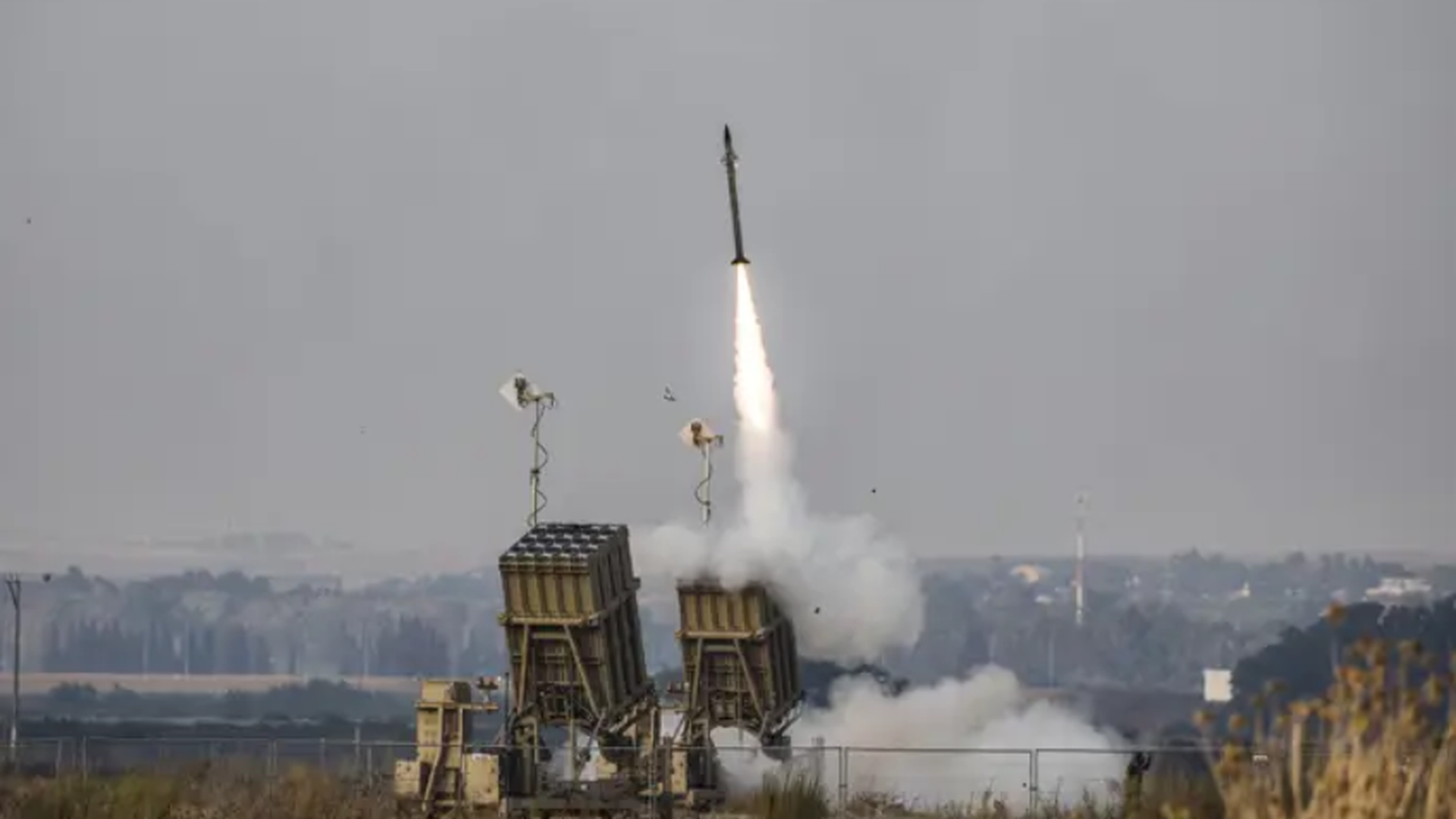 El sistema de defensa antiaérea 'Cúpula de Hierro' lanza un interceptor tras el disparo de cohetes contra territorio israelí