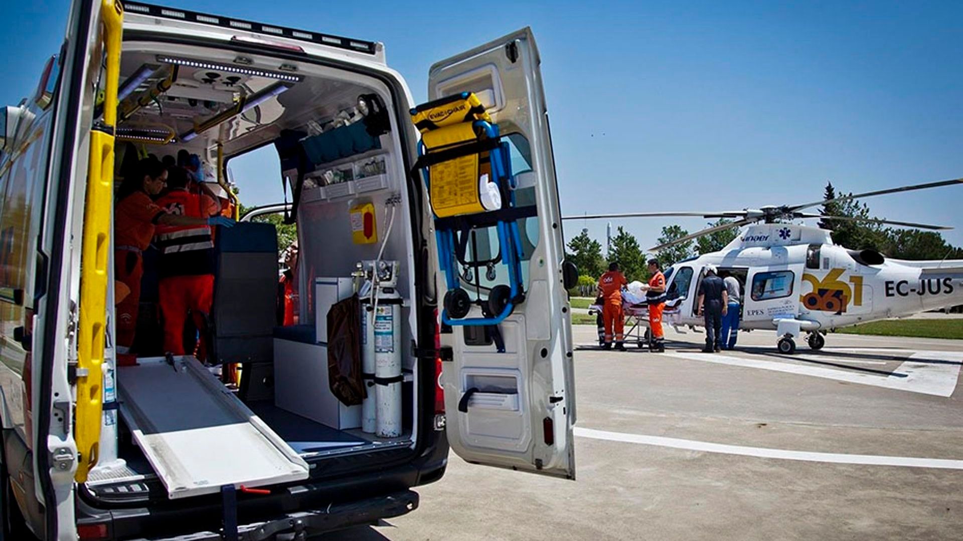 Imagen de archivo de una ambulancia y un helicóptero sanitario