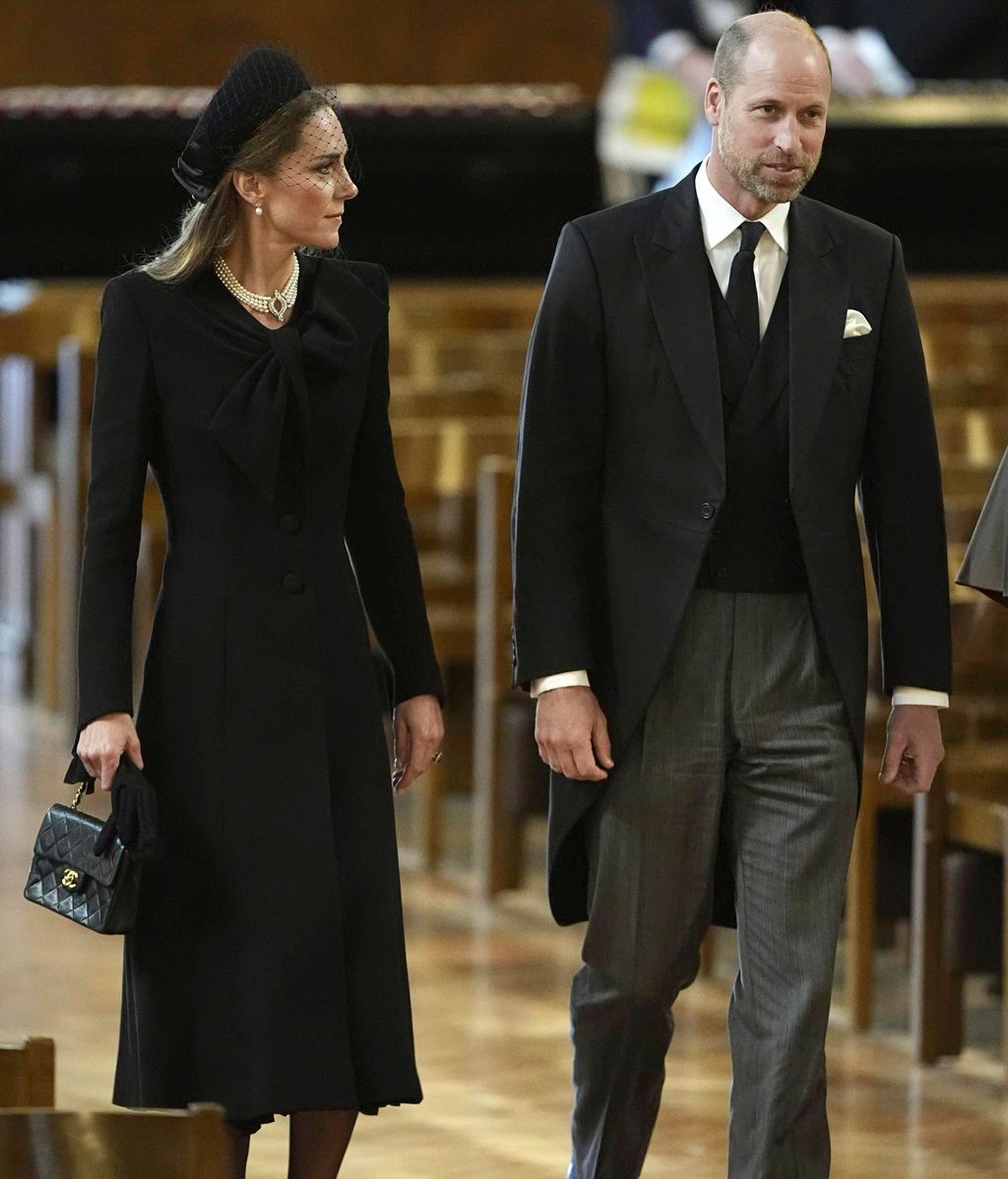 Kate Middleton, de riguroso luto, junto al príncipe Guillermo
