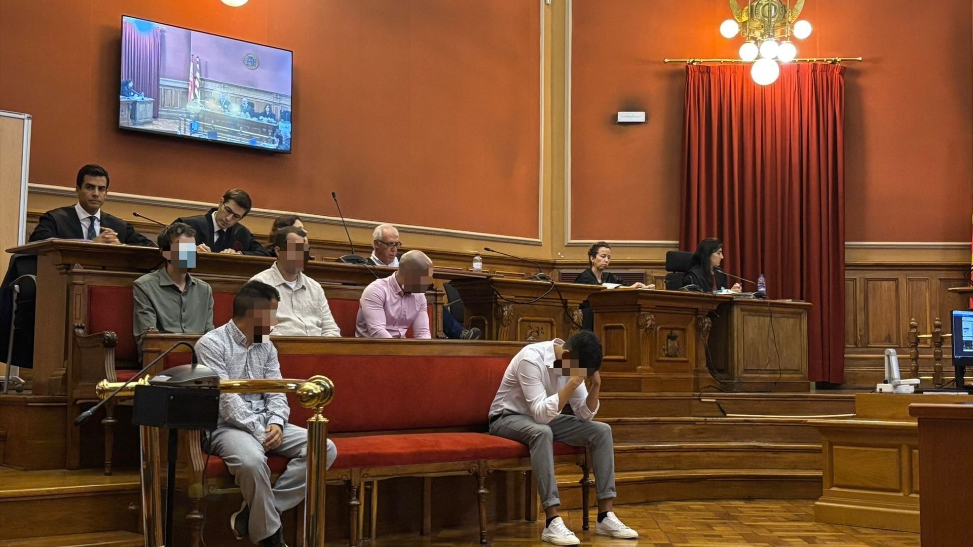 La 'manada de Castelldefels' pacta penas máximas de ocho años de cárcel tras reconocer los hechos