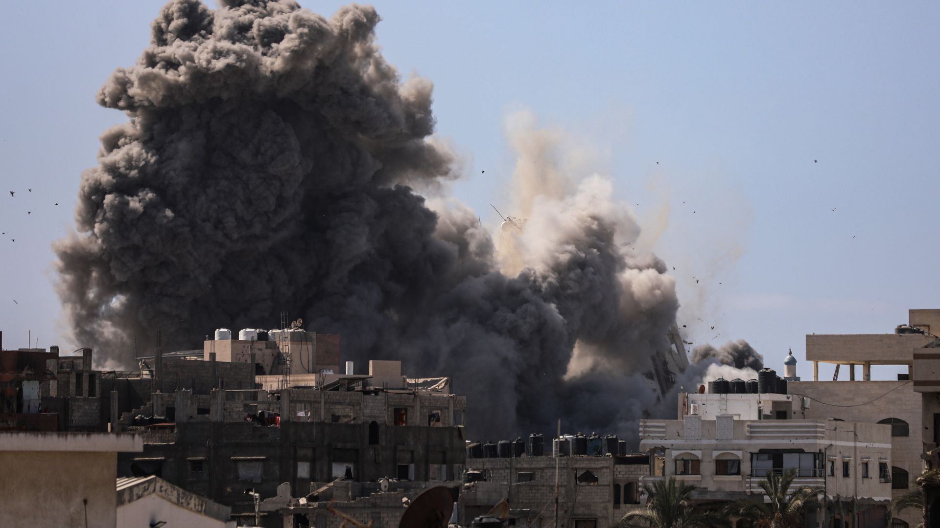 La Torre Al-Ghafri, después de ser alcanzada por un ataque aéreo israelí, en la ciudad de Gaza.