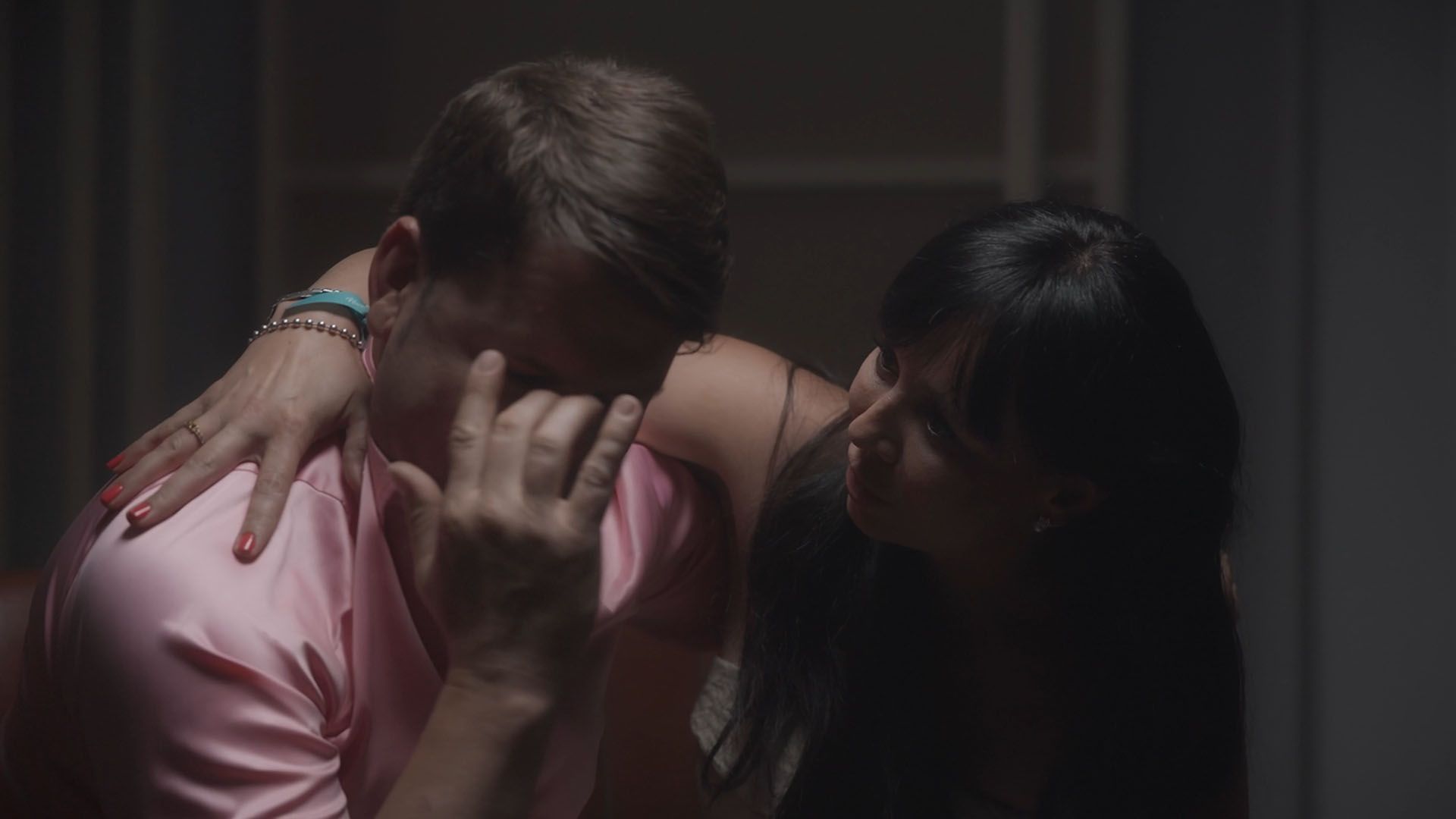 La pareja de Lucas, de 'Andy y Lucas', sorprende al cantante en plena entrevista: "Solo vengo a darte un abrazo"