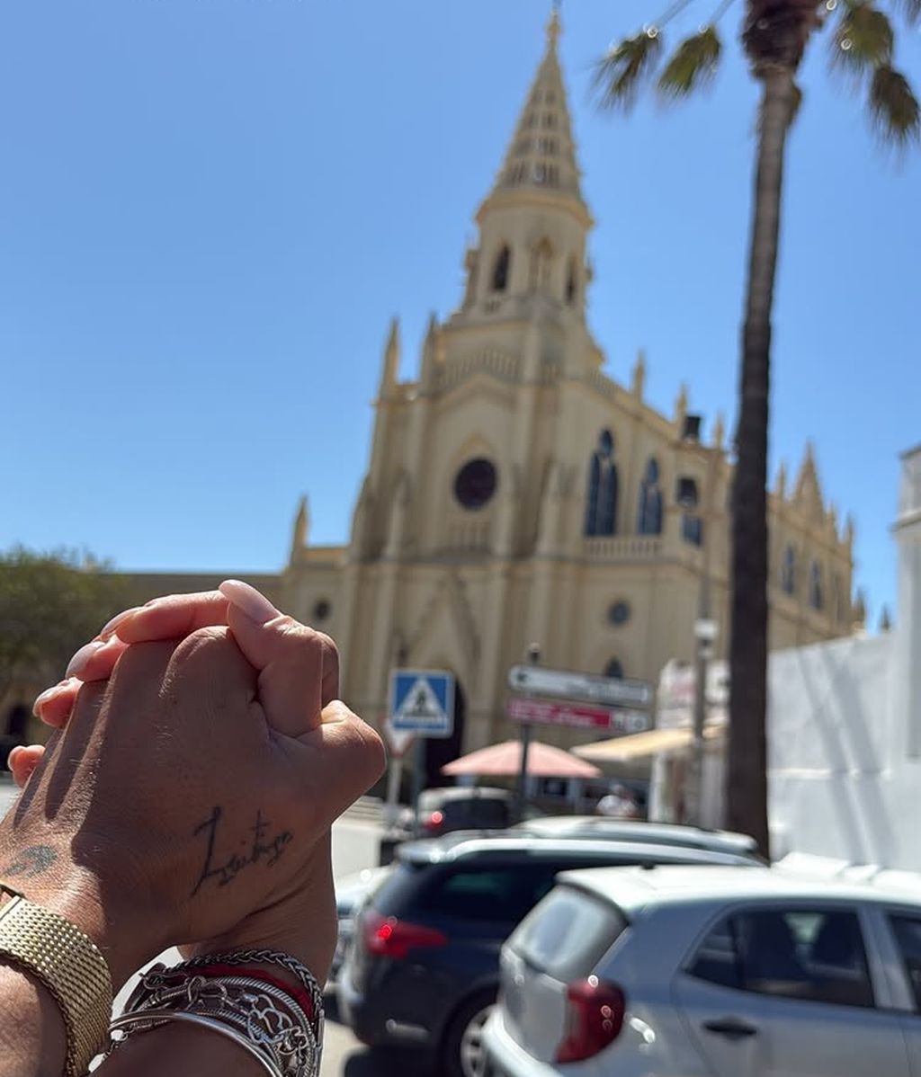 Luitingo, con su novia, a las puertas del Santuario de la Virgen de Regla
