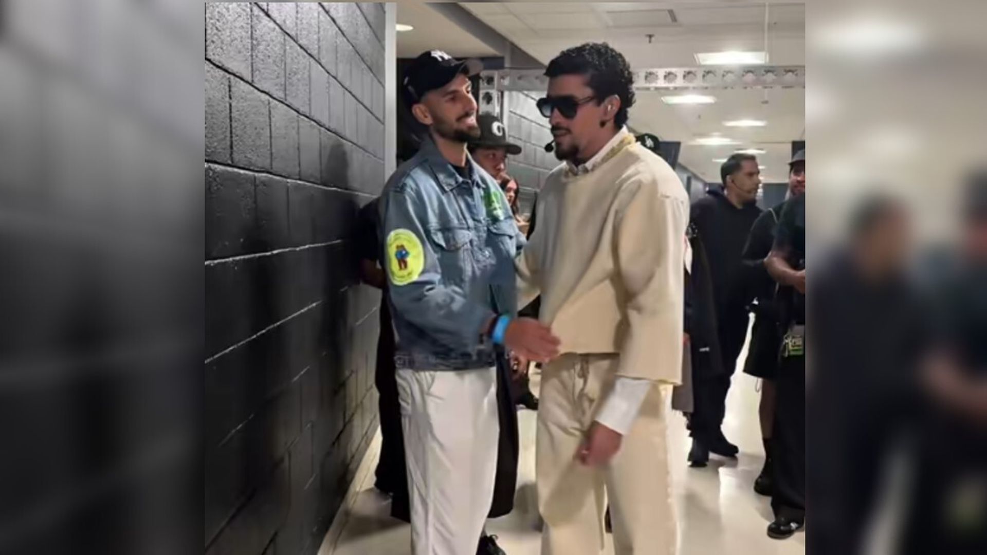 Momento en el que el onubenses Jesús Rivas conoce al artista puertoriqueño