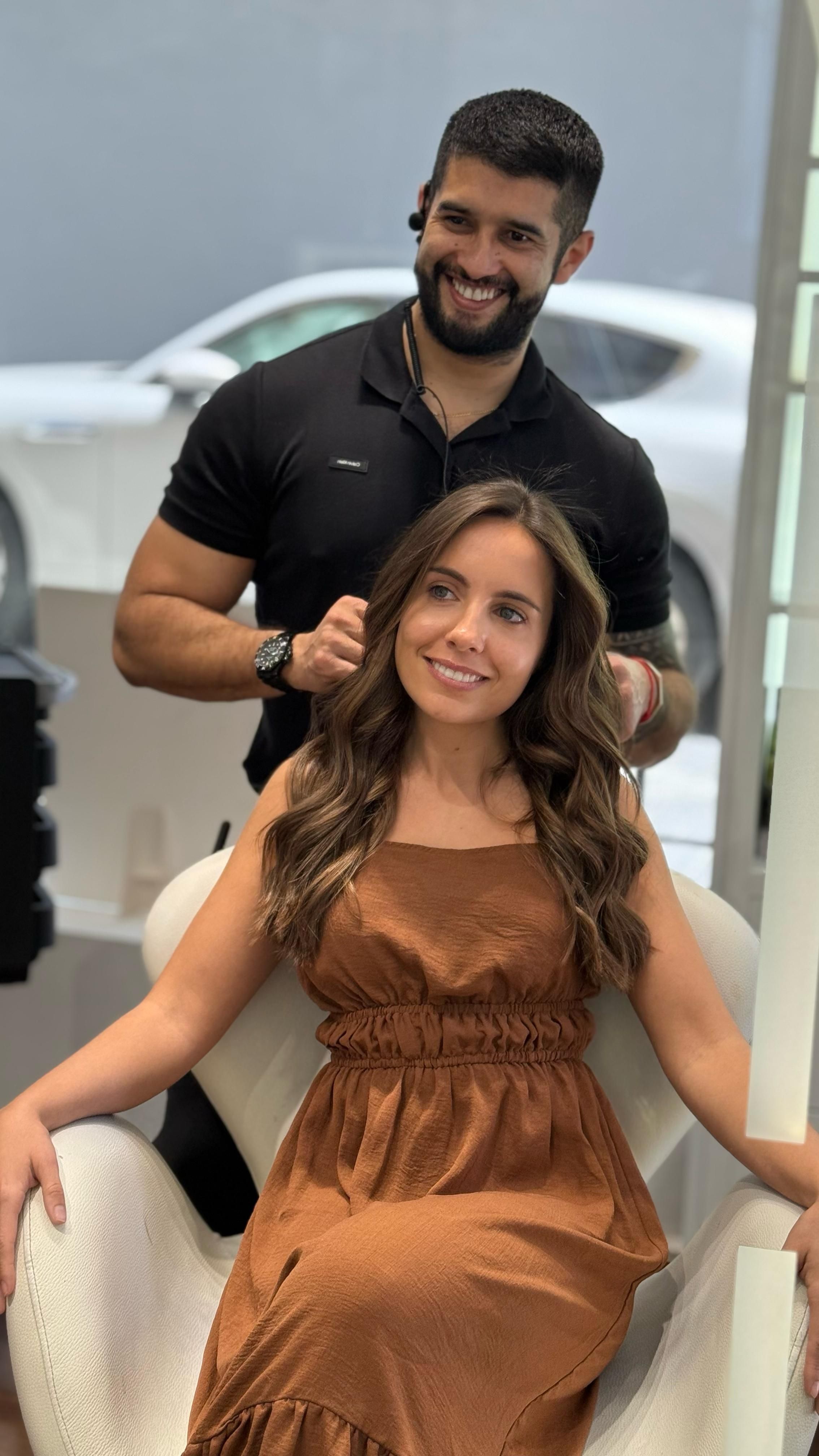 Pablo Bogado, con una de sus clientas con color de pelo Mocha Mousse