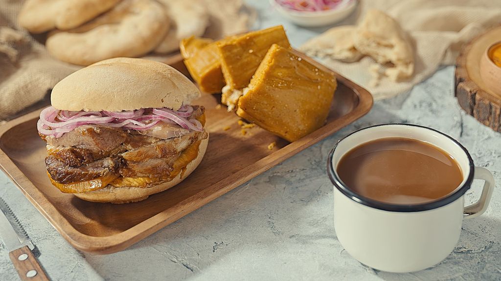 Pan con chicharrón, tamales y café, el desayuno tradicional de Perú