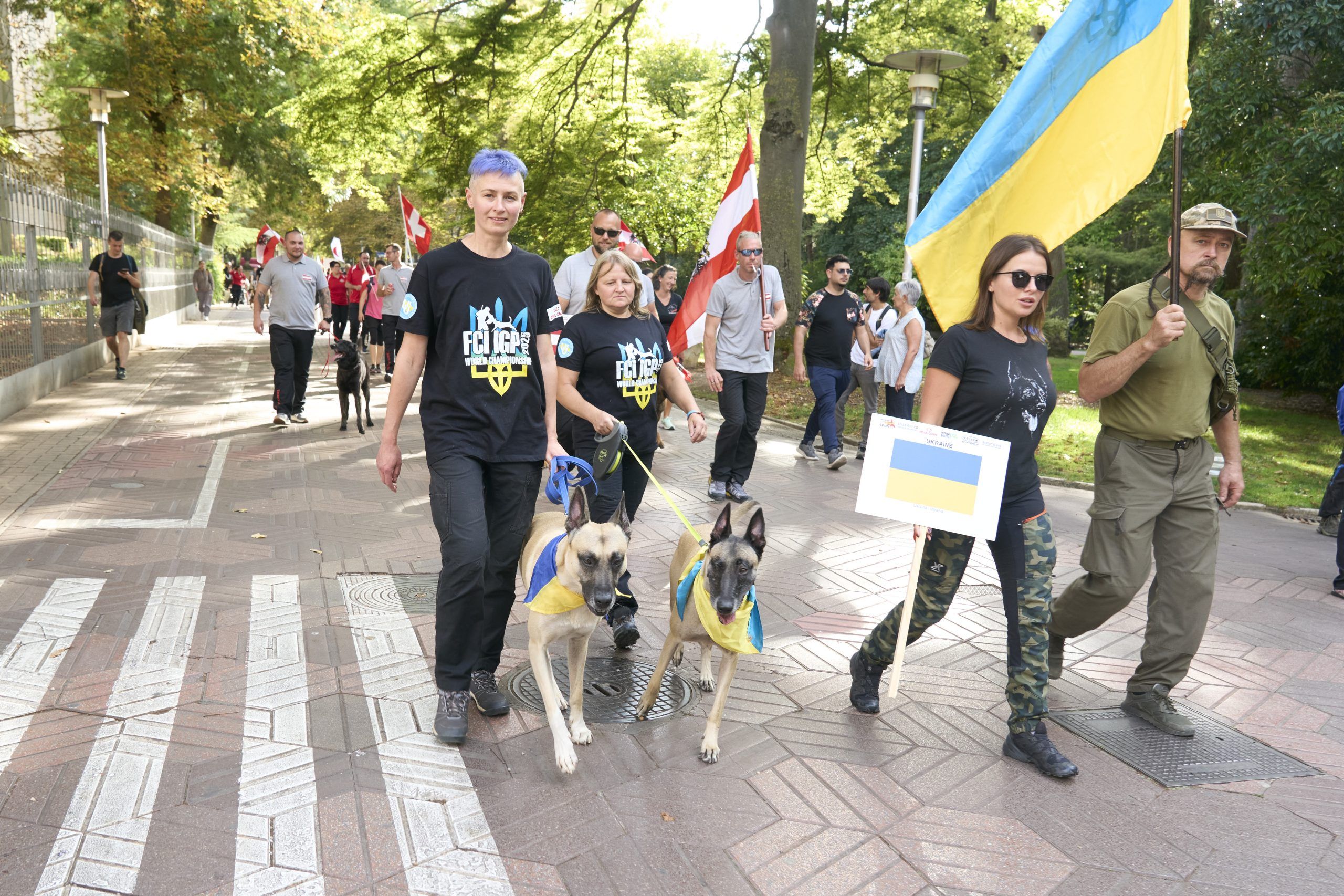 Algunos de los participantes durante el desfile inaugural por Vitoria