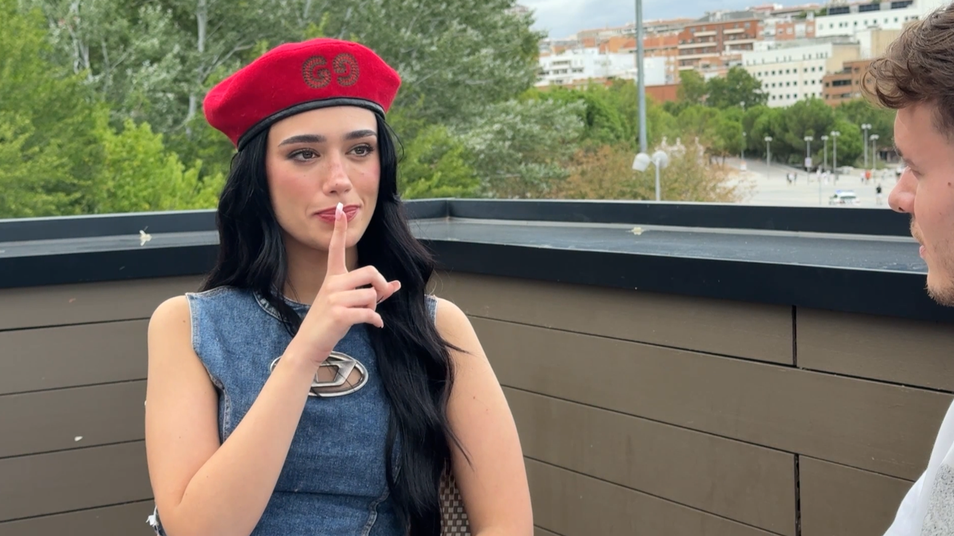 La desconfianza de Alexandra hacia su conquistador transforma su cita de 'secretos' en 'conflicto': "Estaré vigilándote"