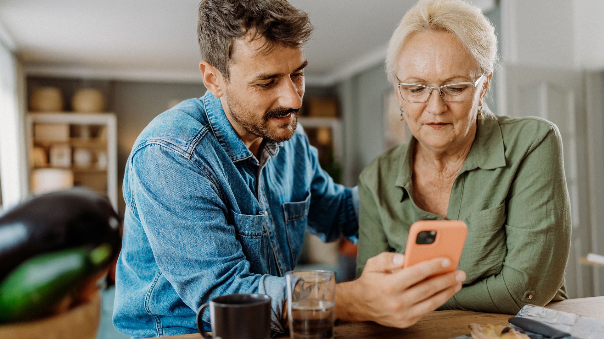 Cómo usar la IA para ayudar a tus padres a entenderse fácil con su móvil