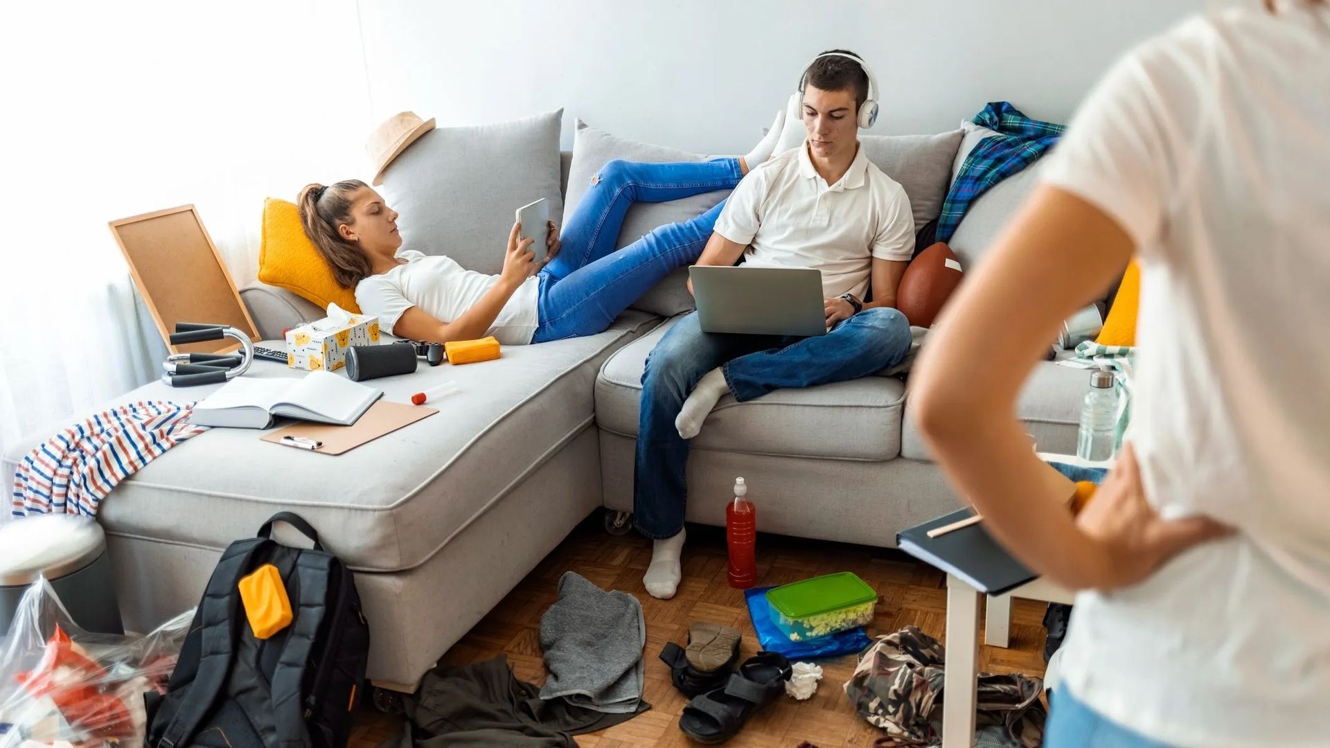 Dos jóvenes en un piso compartido