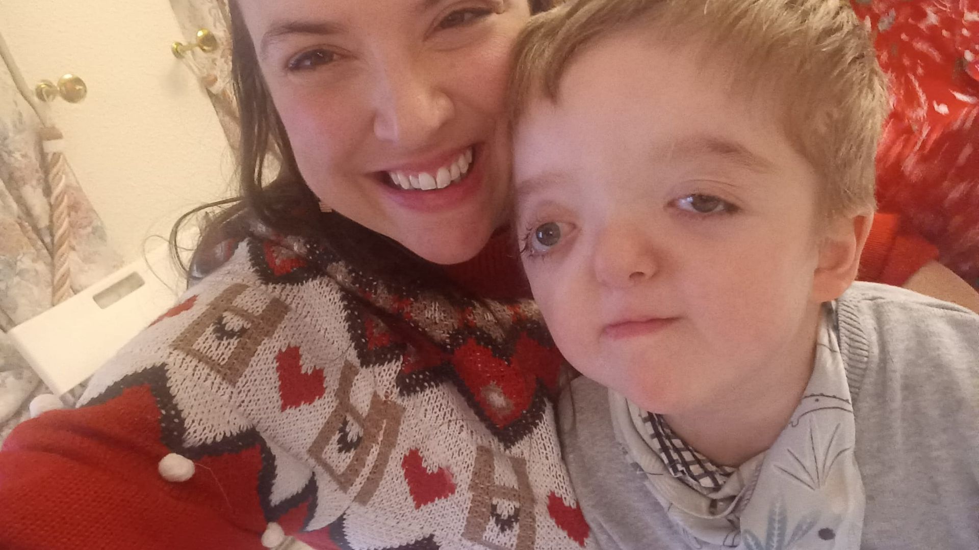 El pequeño Jaime, de nueve años, junto a su madre Myriam