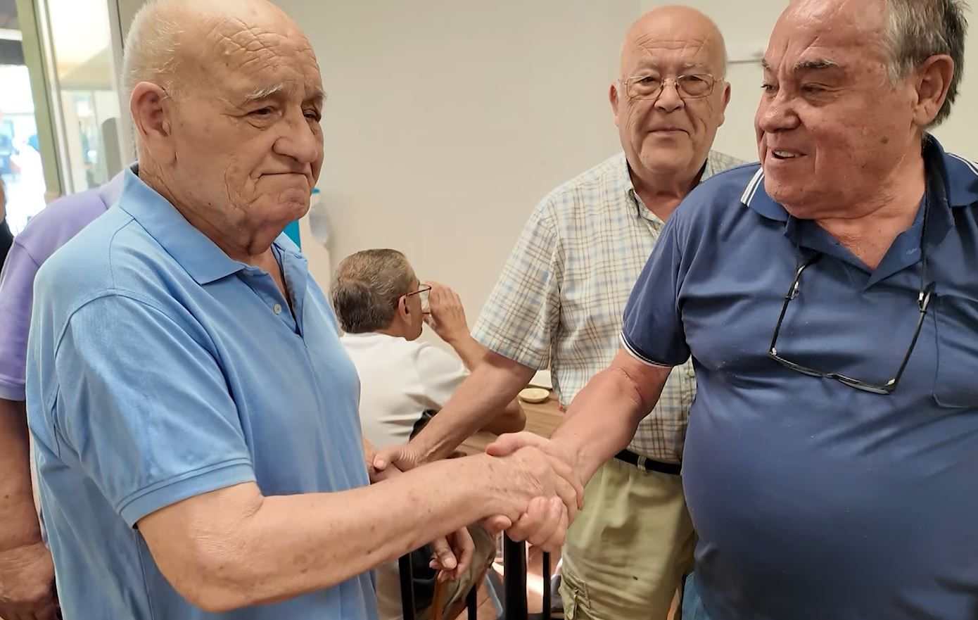 Eugenio se reencuentra con sus amigos en el bar