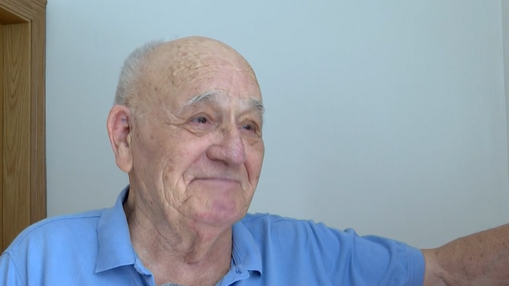 Eugenio ya puede salir a la calle: recupera su ascensor tras 11 meses estropeado por la DANA