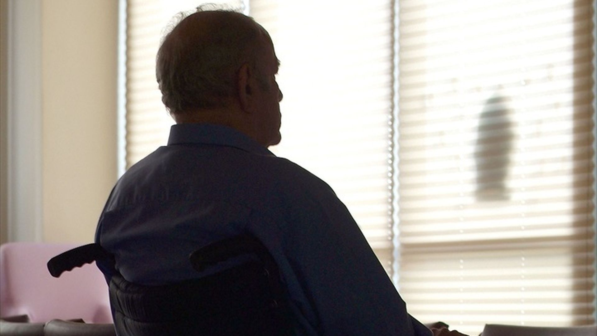 Hombre en silla de ruedas. Fotografía de archivo