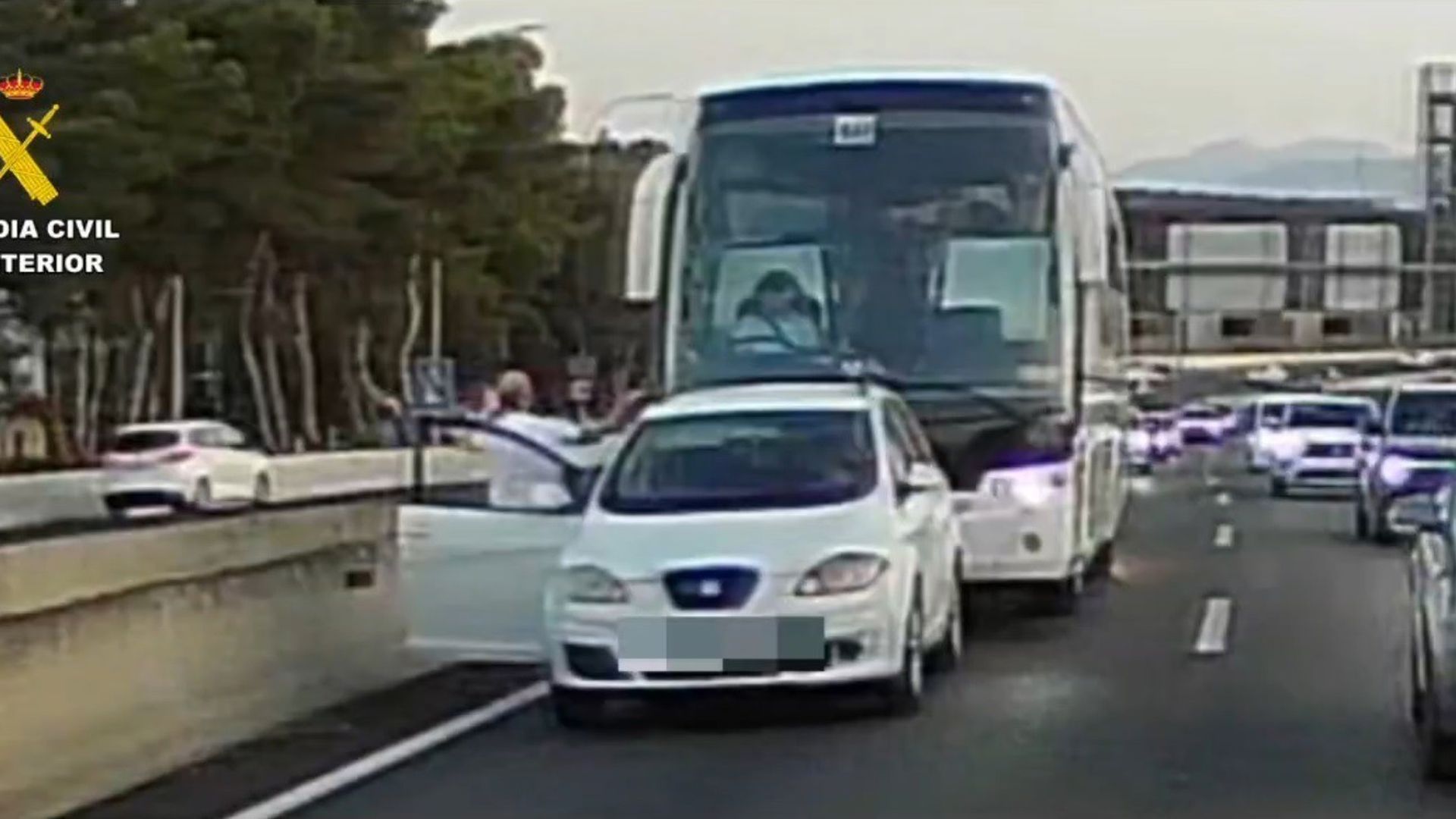 Investigan a un conductor que fue grabado en la Vía de Cintura conduciendo de manera temeraria.