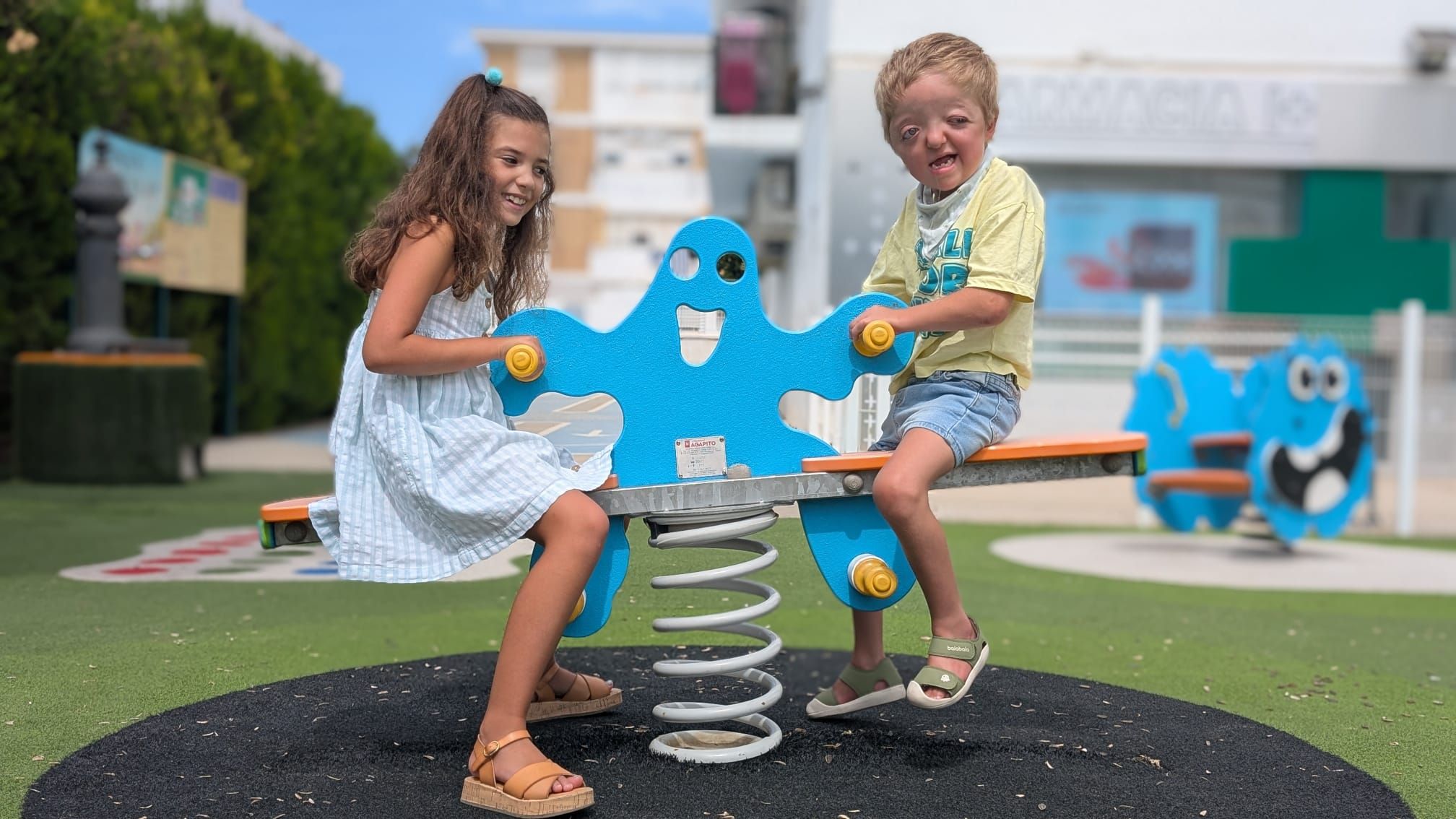 Jaime juega en el parque junto a su prima Manuela