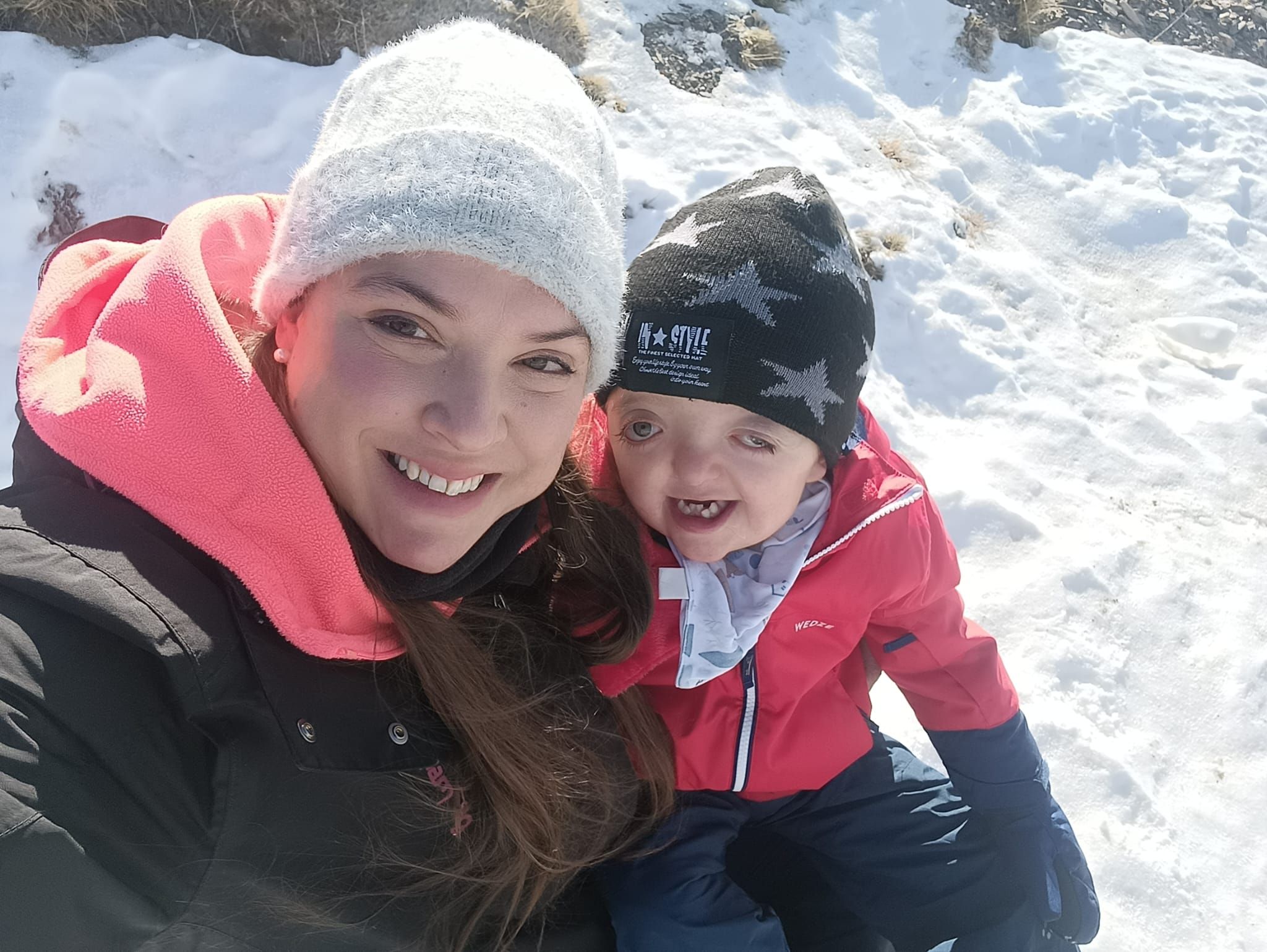 Jaime y su madre Myriamn disfrutando de un día en la nieve