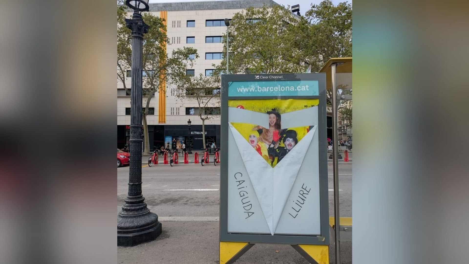 La protesta 'artística', en contra de la ampliación del aeropuerto en Barcelona