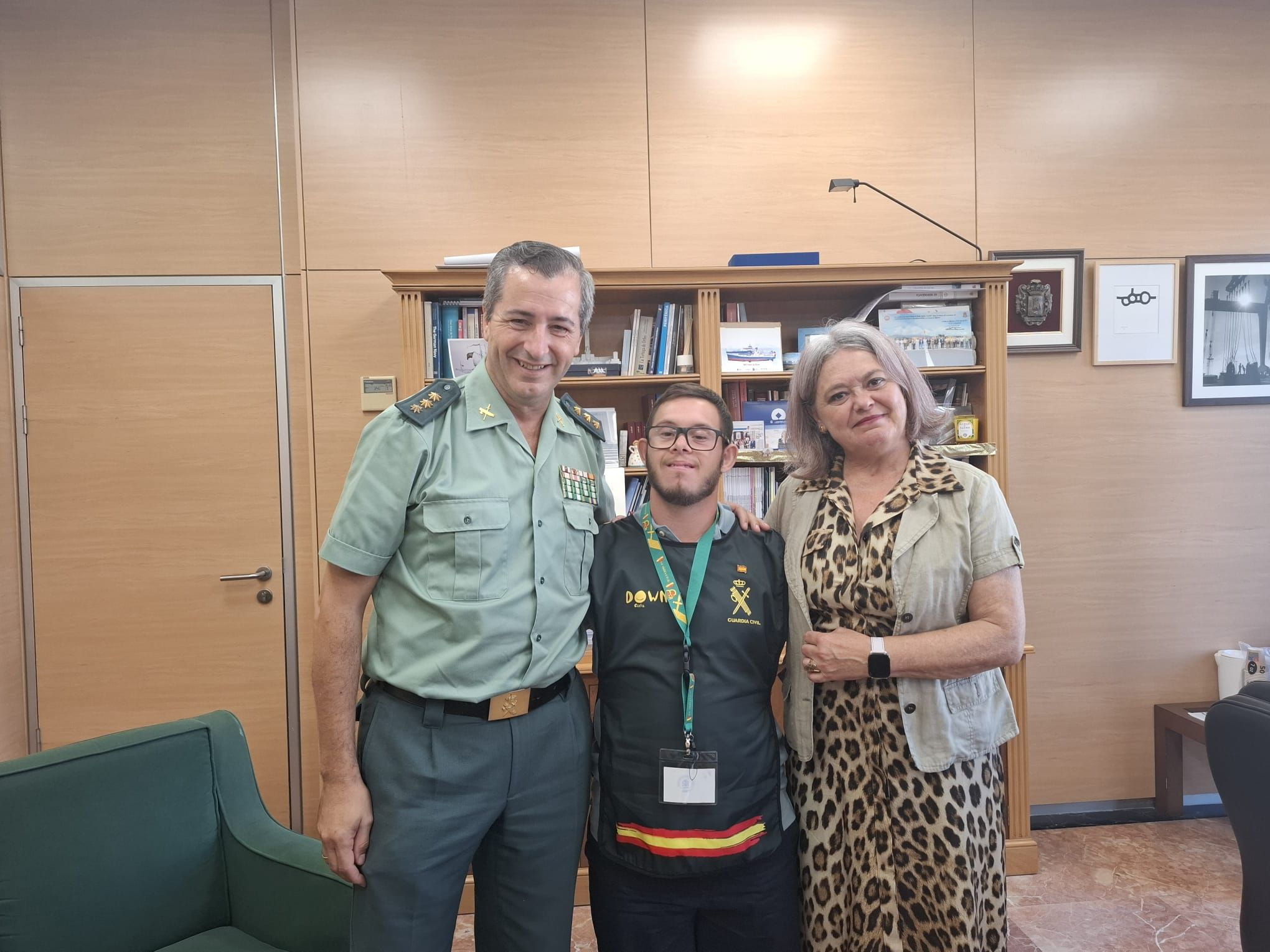 La subdelegada Blanca Flores da la bienvenida a Alberto, primer trabajador en Cádiz gracias al convenio con Síndrome de Down de Cádiz y Bahía Lejeune