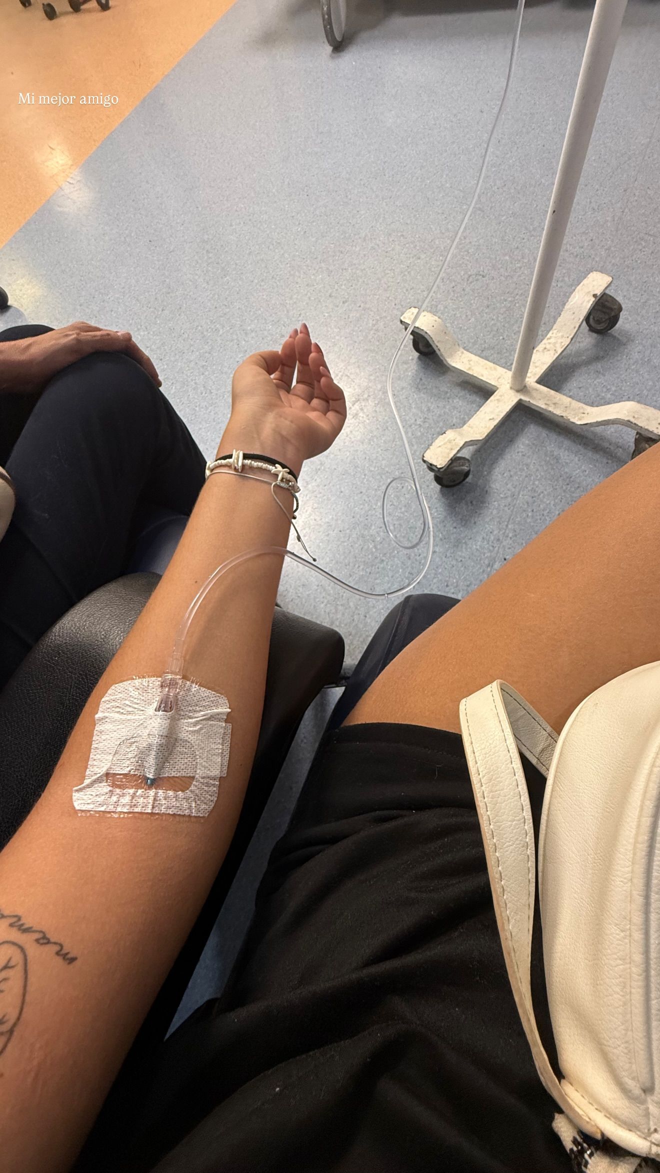 Laura Galera, con una vía intravenosa y un gotero, en el hospital
