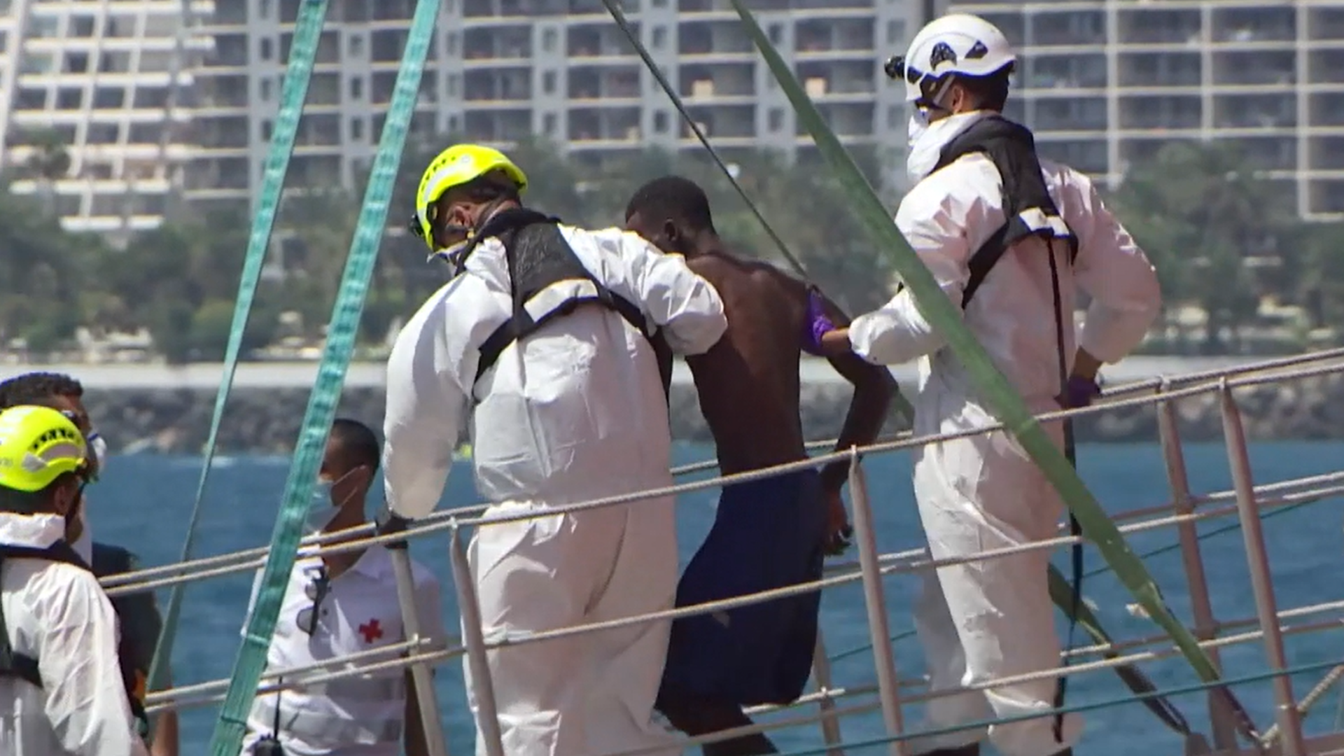 Los 19 patrones de una patera, detenidos en Gran Canaria, habrían tirado a 50 migrantes por la borda Los 19 patrones de una patera, detenidos en Gran Canaria, habrían tirado a 50 migrantes por la borda