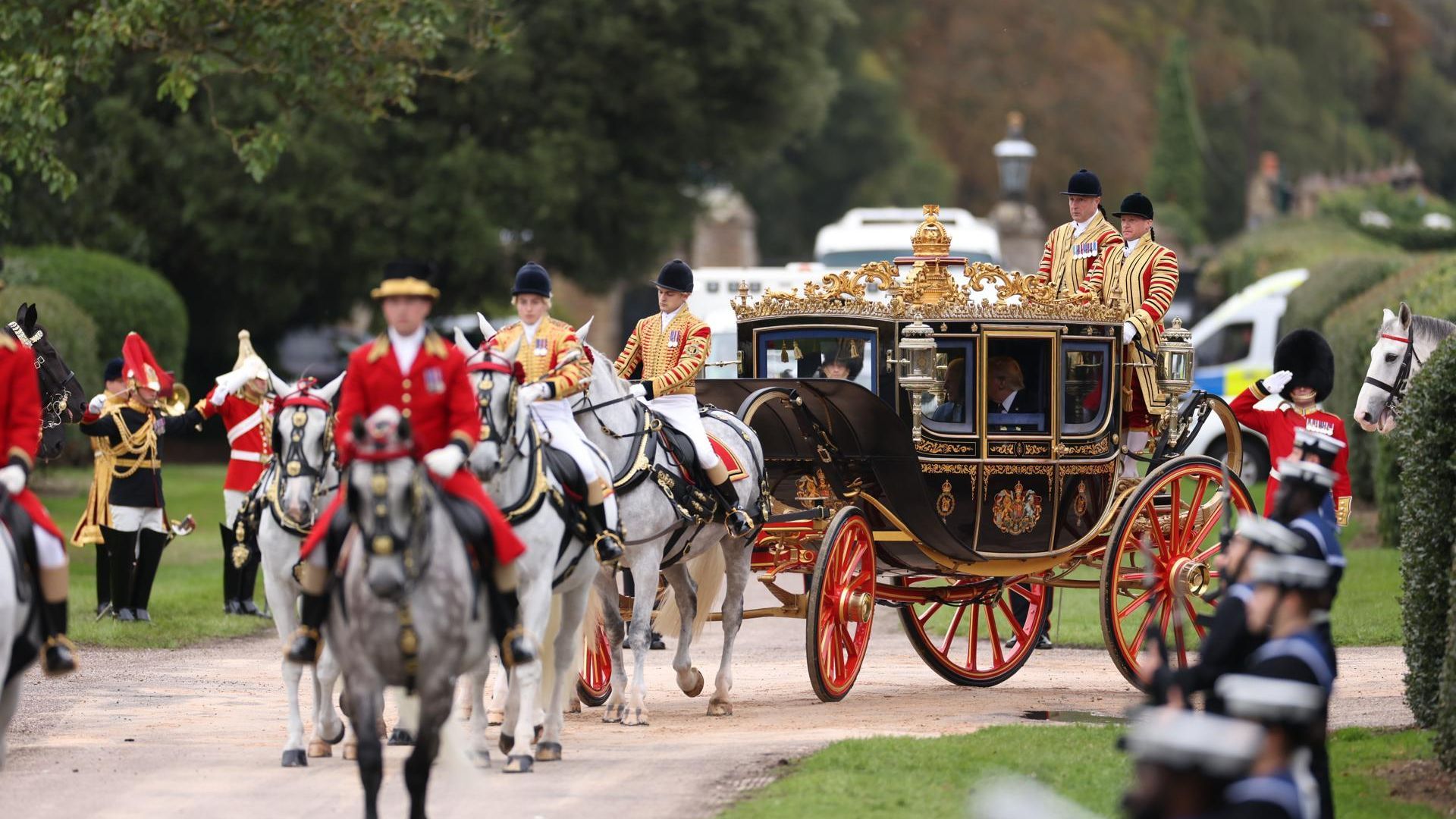Trump aterriza en una pomposa y polémica visita a Reino Unido: una exclusiva ceremonia militar, mucho dorado y elogios Trump aterriza en una pomposa y polémica visita a Reino Unido: una exclusiva ceremonia militar, mucho dorado y elogios