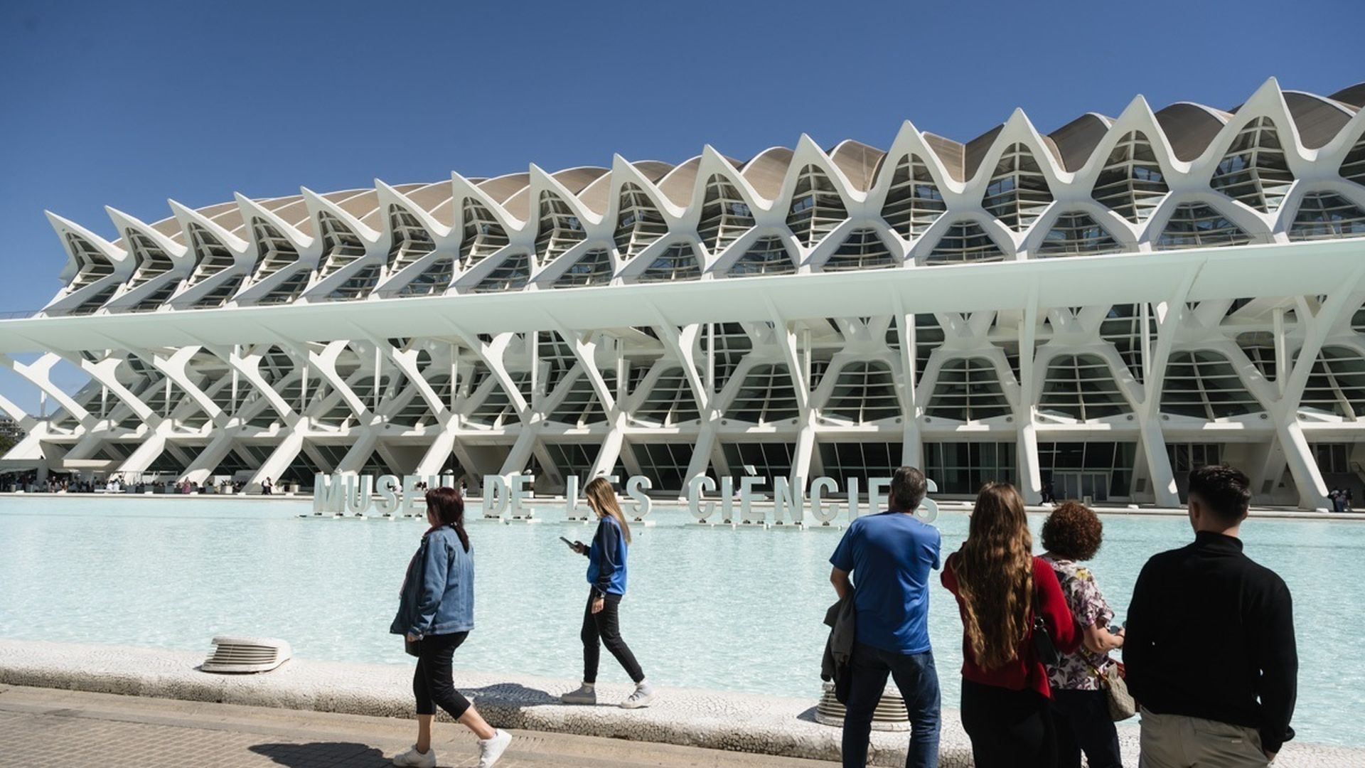 Turistas frente al edificio del Museo de las Ciencias de Valencia