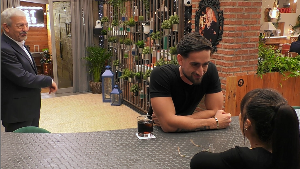 Un soltero utiliza su “mirada de tigre” para enloquecer a la camarera de ‘First Dates’: “He notado que quería que me lanzara”