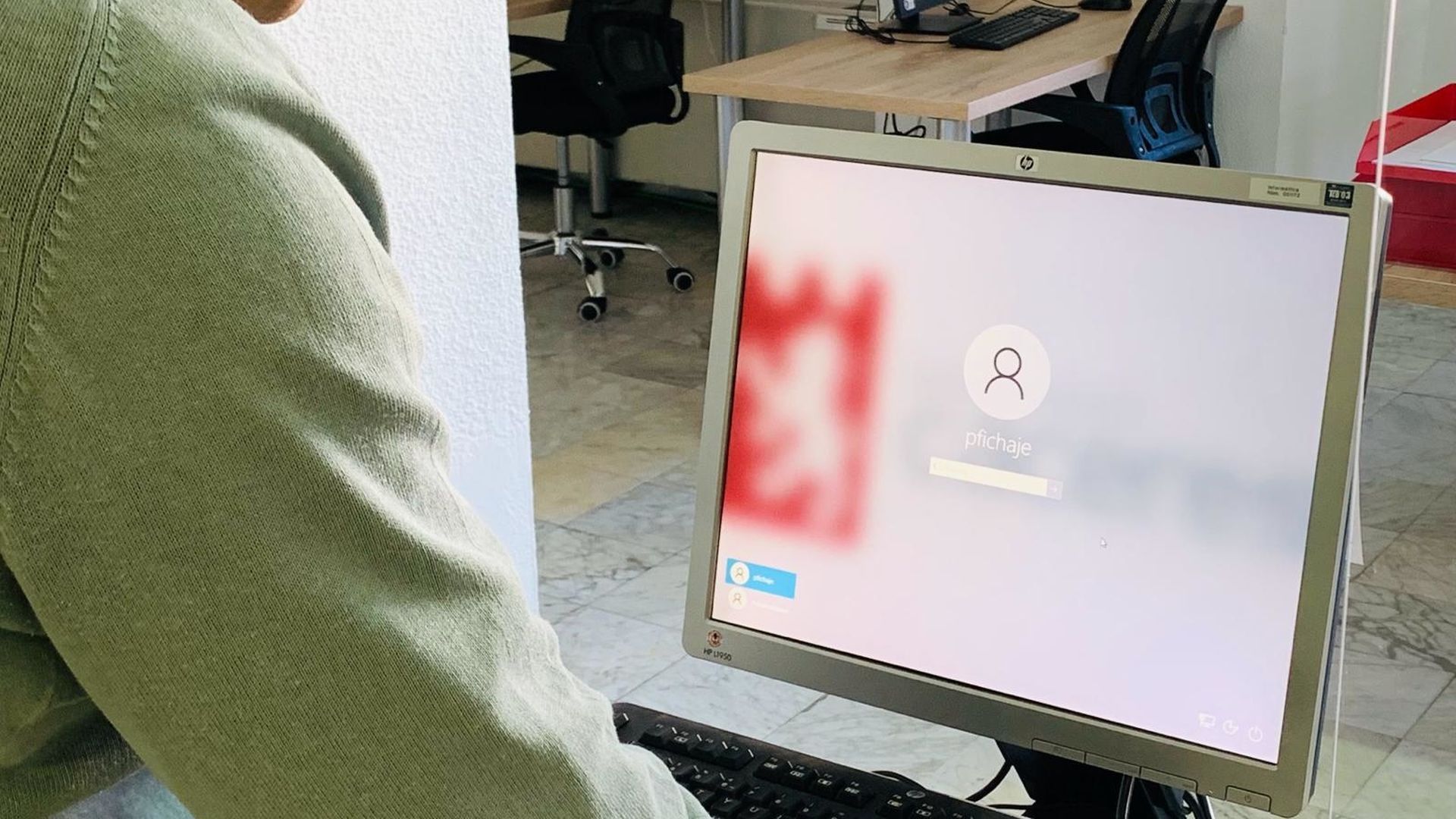 Un trabajador registra su jornada laboral