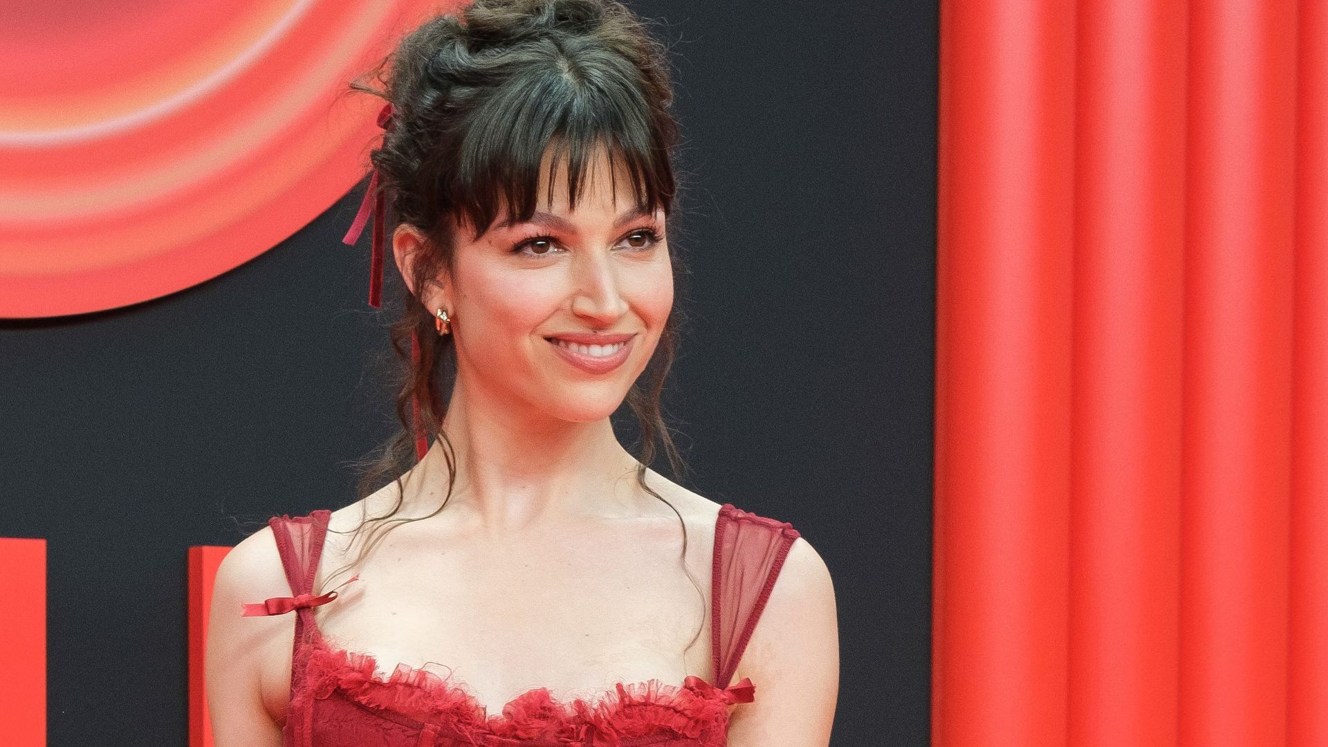 Úrsula Corberó presume de tripa premamá tras grabar una película en Londres: su embarazo genera gran expectación