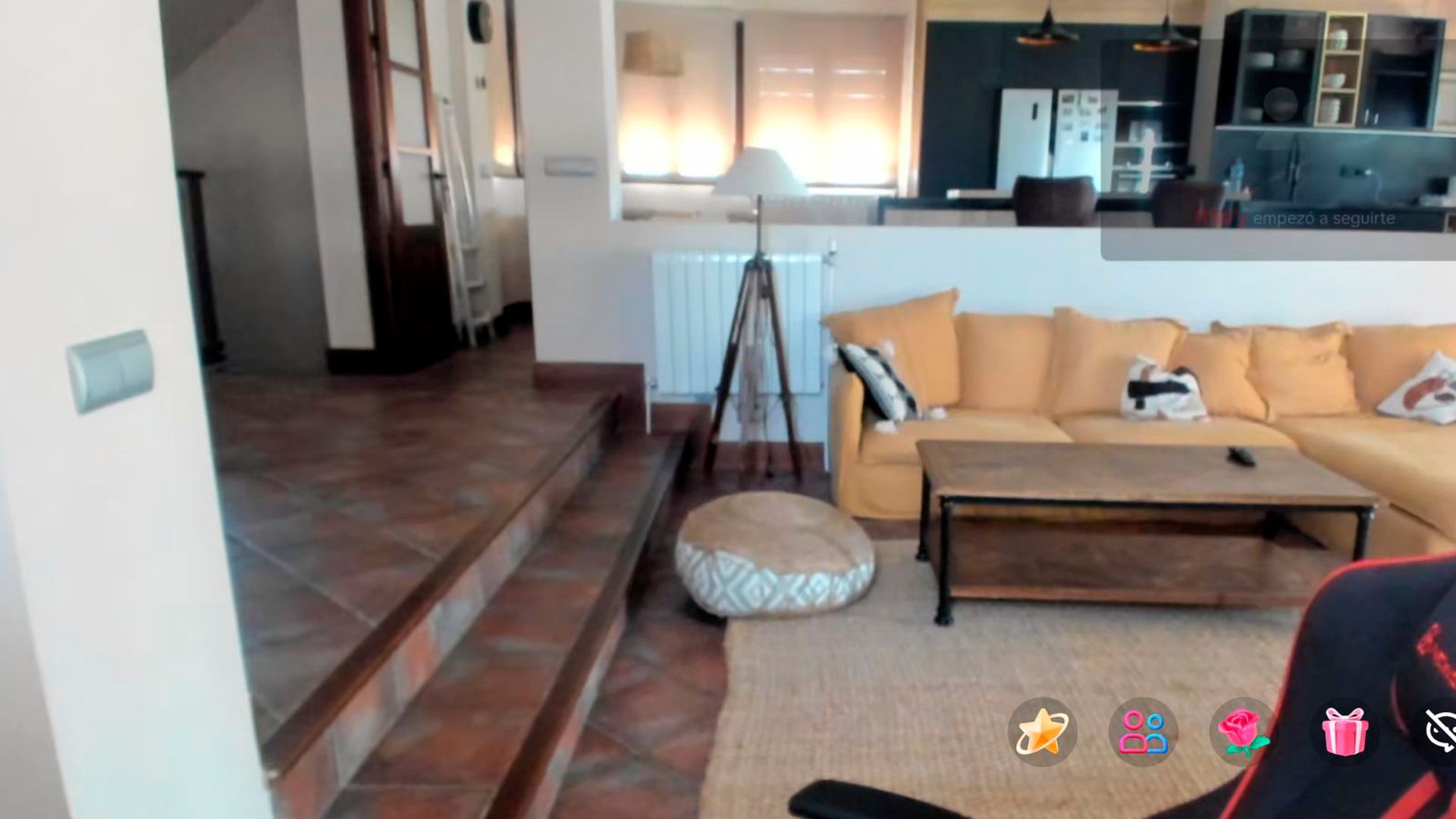 Así es el salón y cocina de la acogedora nueva casa del exconcursante de 'GH Dúo'