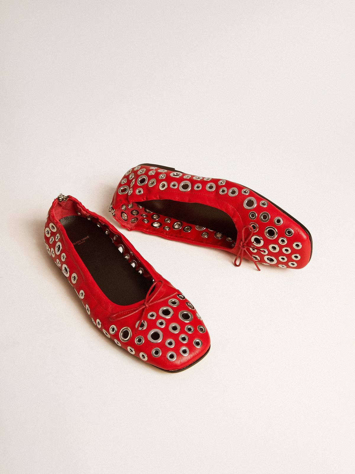 Bailarinas de piel, de color rojo y con tachuelas, de Golden Goose