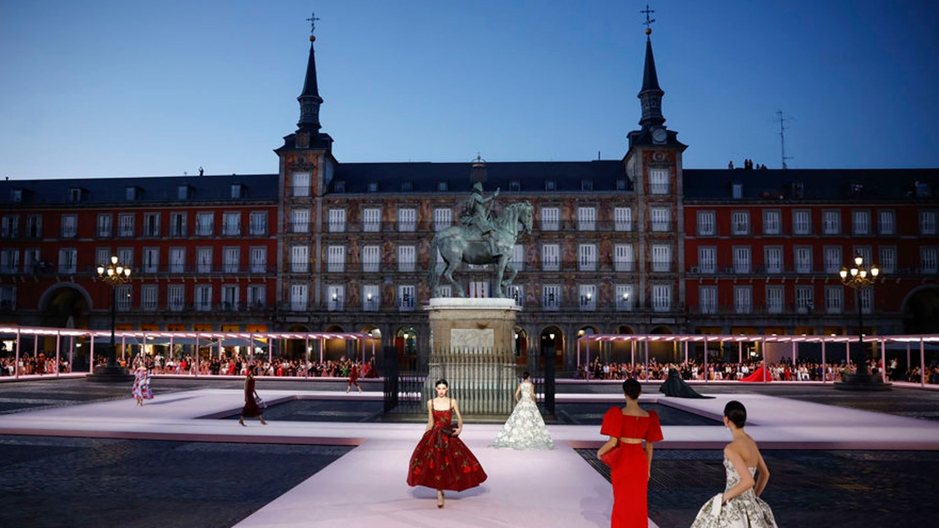 Carolina Herrera elige Madrid como escenario para su gran desfile: la Plaza Mayor da la bienvenida a la moda