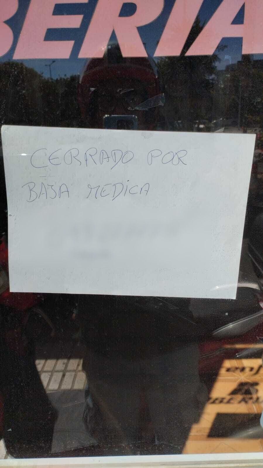 Cartel colgado en la puerta de la agencia de viajes en cuestión en Sanlúcar de Barrameda, Cádiz