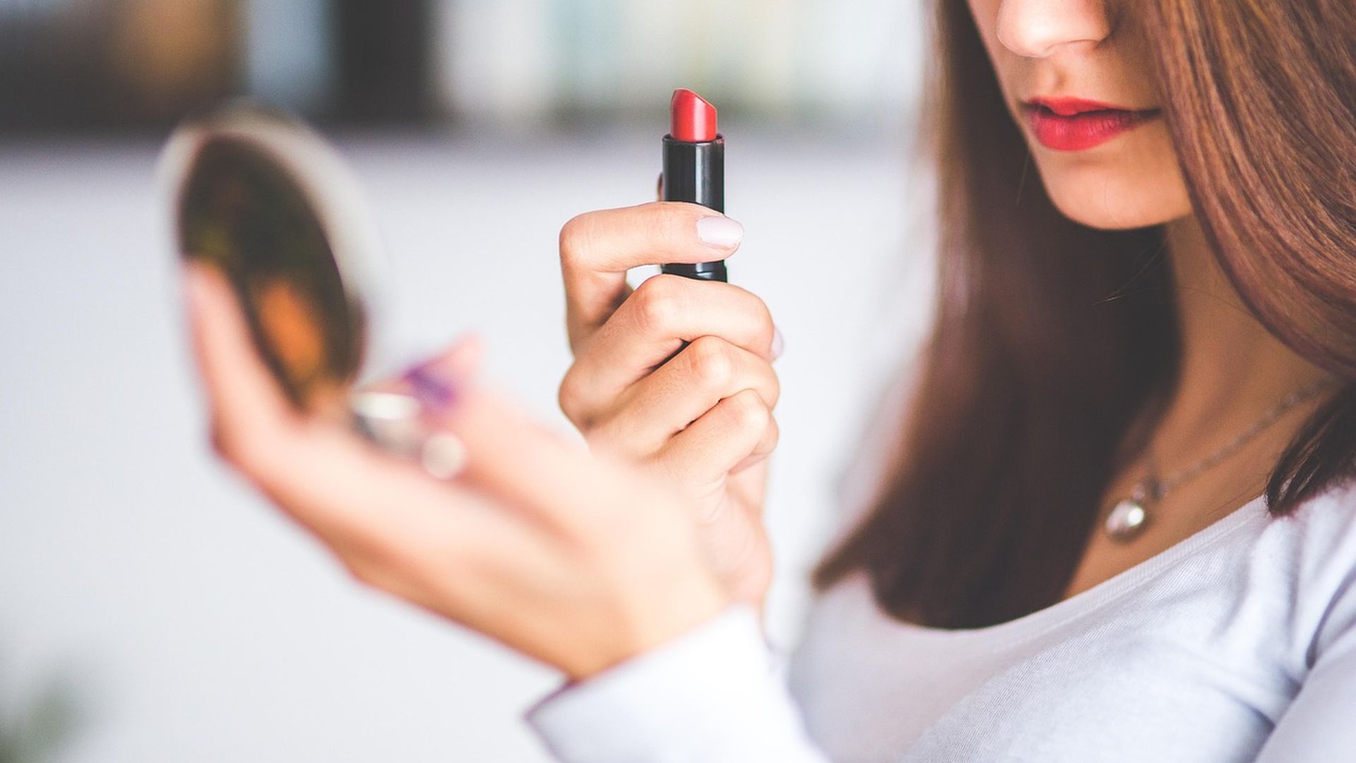 Chica pintándose los labios Chica pintándose los labios