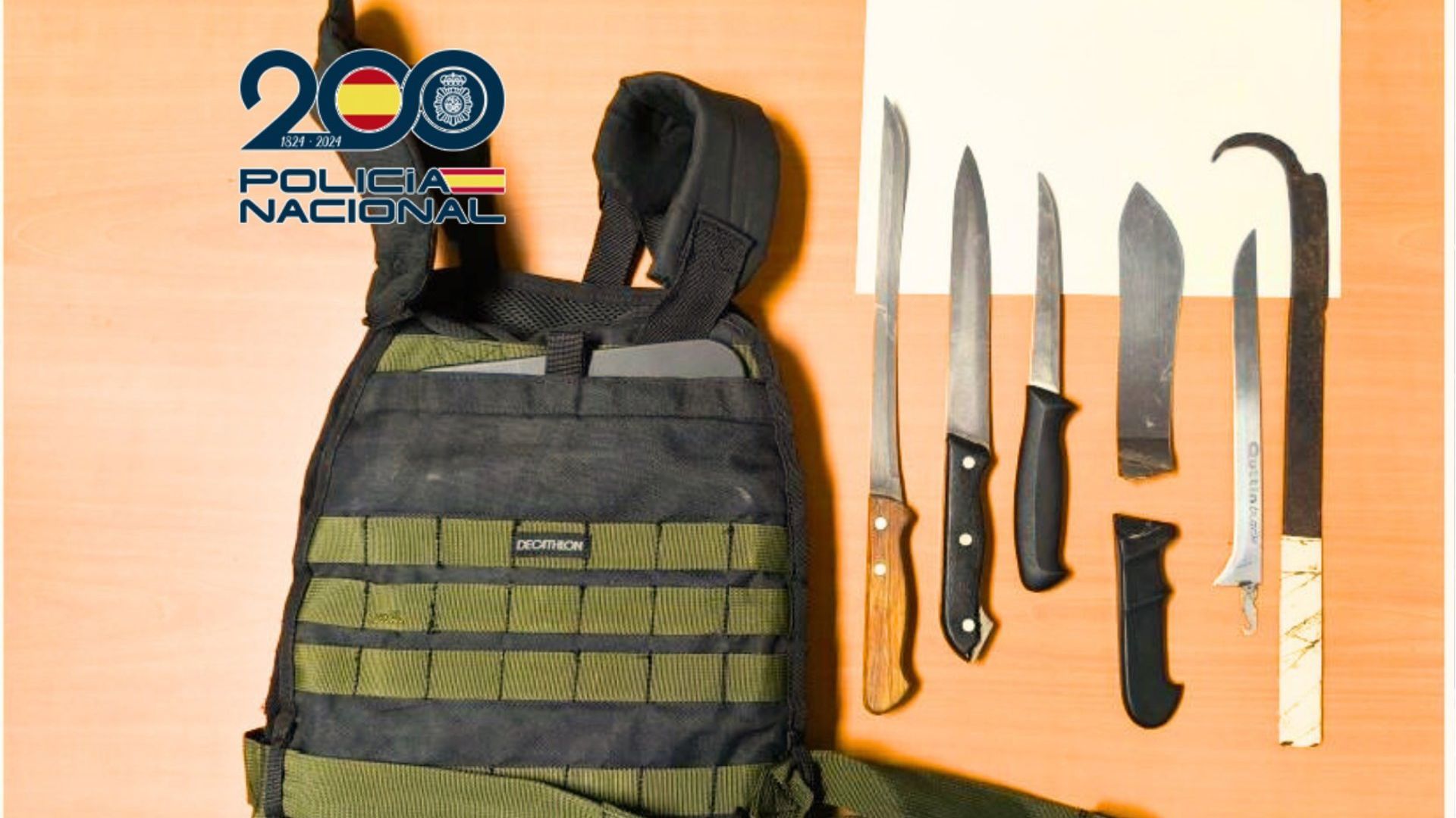 Cuchillos y chaleco antibalas intervenidos al detener a un hombre en Puerto Real (Cádiz)