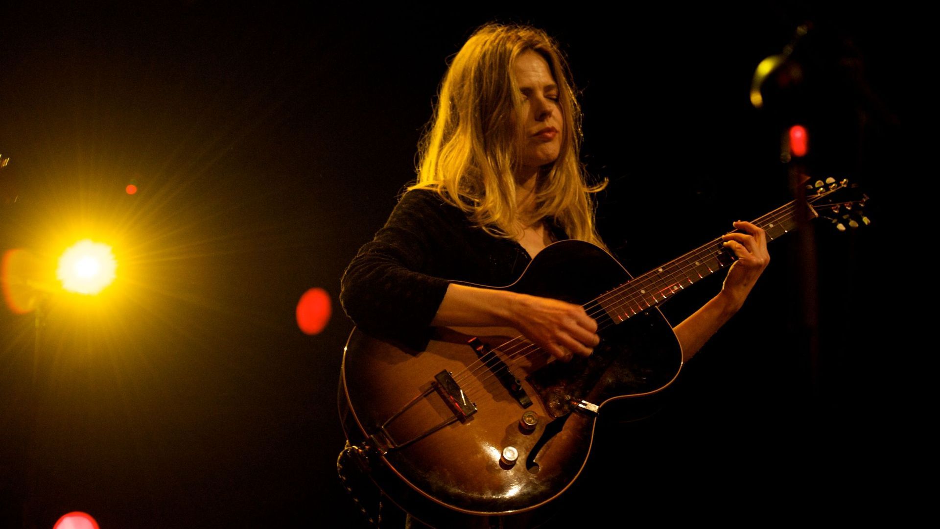 Desde el pop adoelscente al rock más indie, Rosenvinge se ha movido por la música como una exporadora.