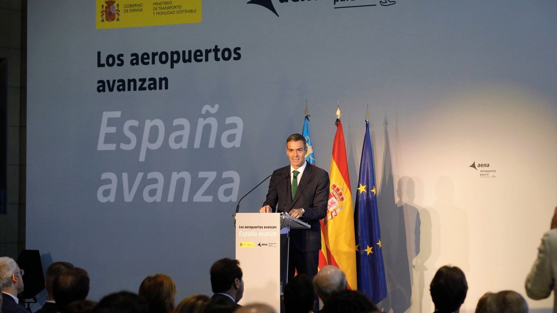 El presidente del Gobierno, Pedro Sánchez, interviene durante la presentación de la propuesta de inversiones de Aena para los aeropuertos españoles, en el aeropuerto de Alicante-Elche Miguel Hernández