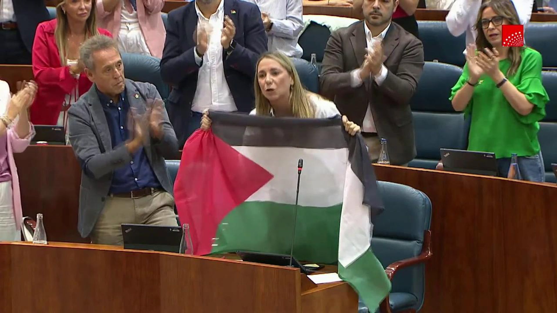 "Esta es la bandera que usted persigue, señora Ayuso"