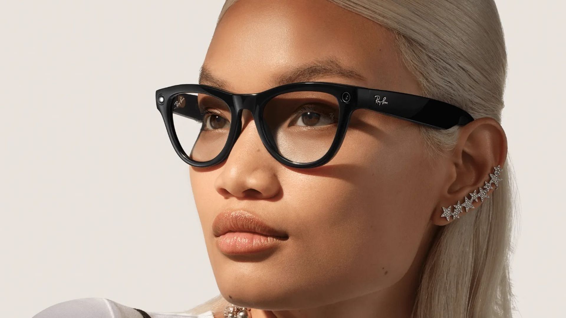 están equipadas con una pantalla en el lente derecho y controladas mediante gestos