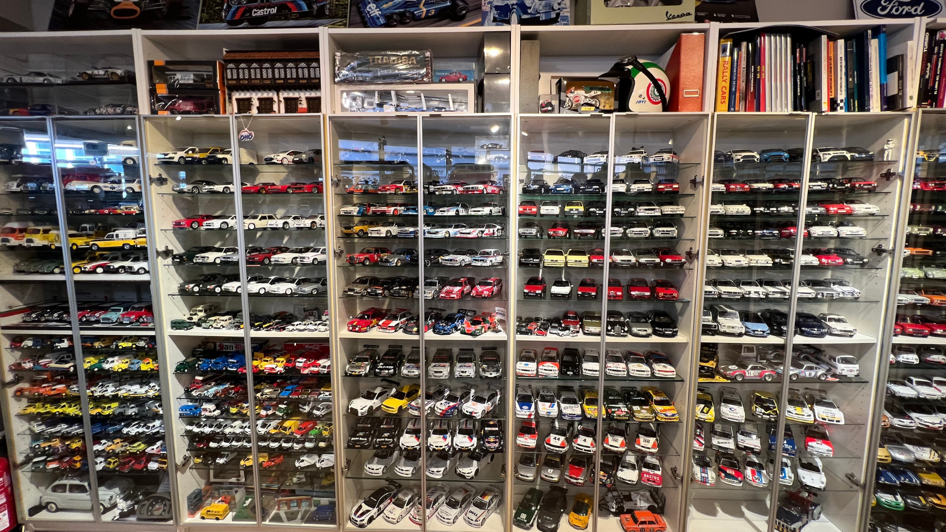 Estanterías repletas de miniaturas de coches que forman parte de la colección de Javier