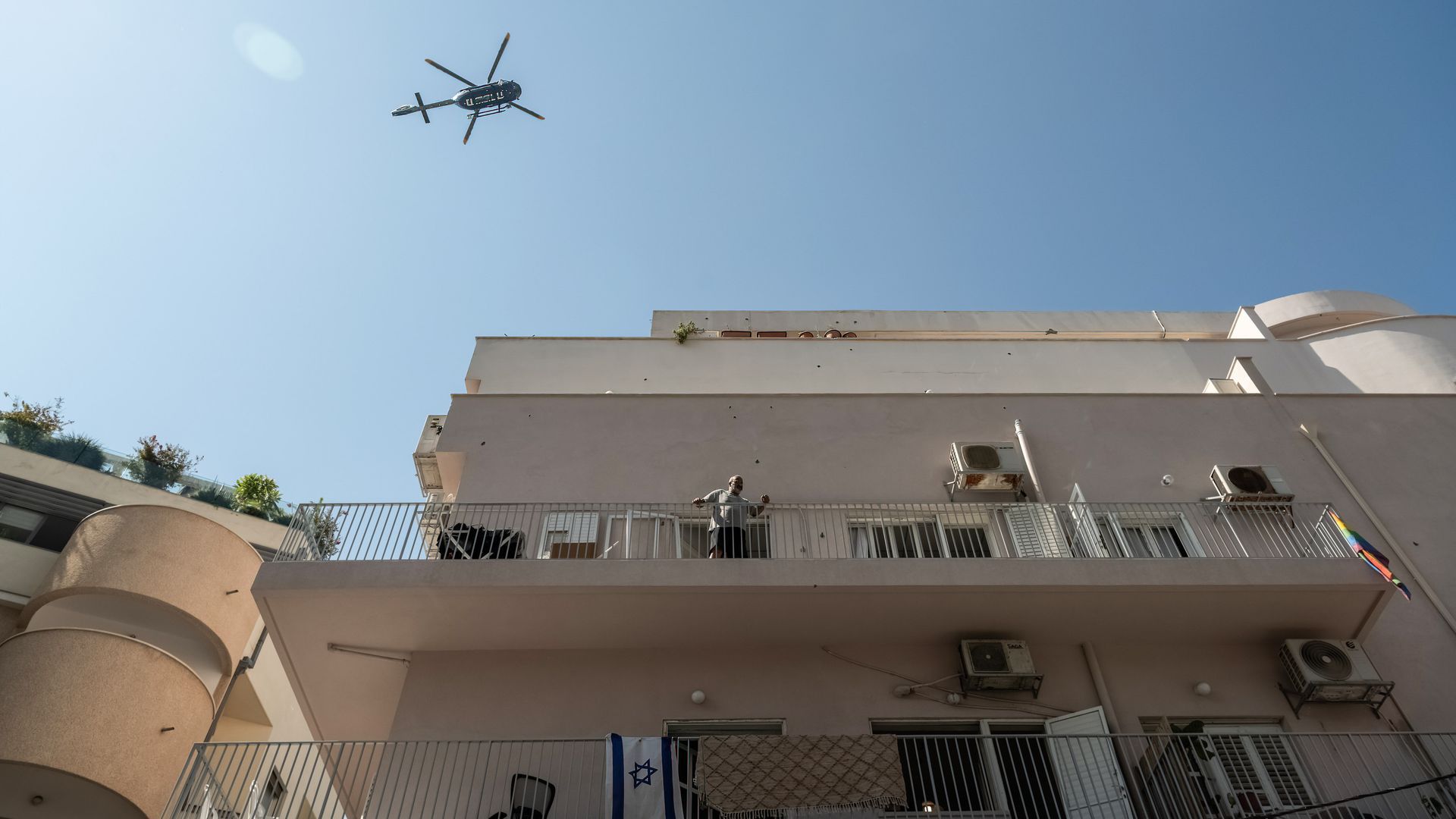 Imagen de archivo de un helicóptero de las fuerzas de seguridad de Israel patrullando la zona de un ataque con drones de los hutíes