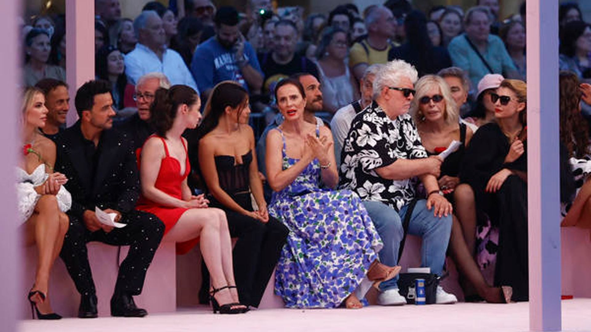 Pedro Almodóvar, rodeado de artistas en el desfile de Carolina Herrera
