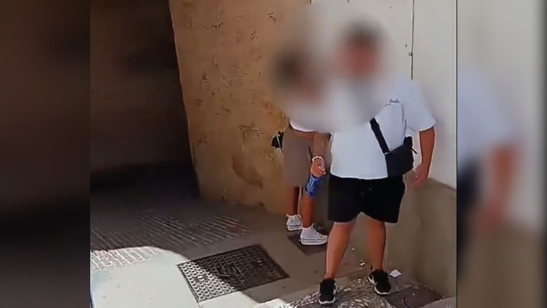 Pillan a dos jóvenes haciendo pintadas en el Albaicín granadino