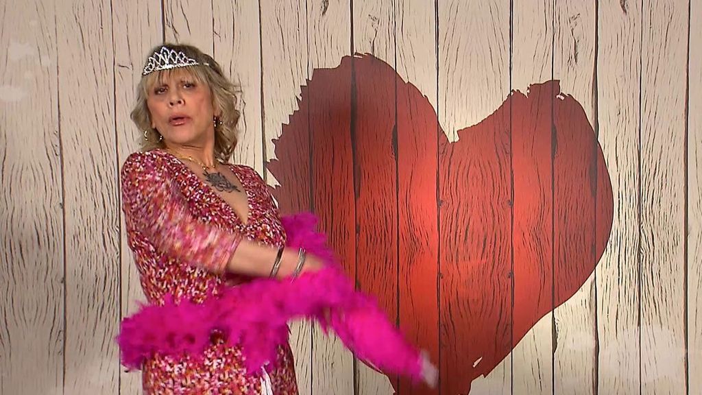 Una soltera de 'First Dates' sorprende a Carlos Sobera al revelar a qué famosa se parece: ''Tengo las piernas más bonitas que ella''