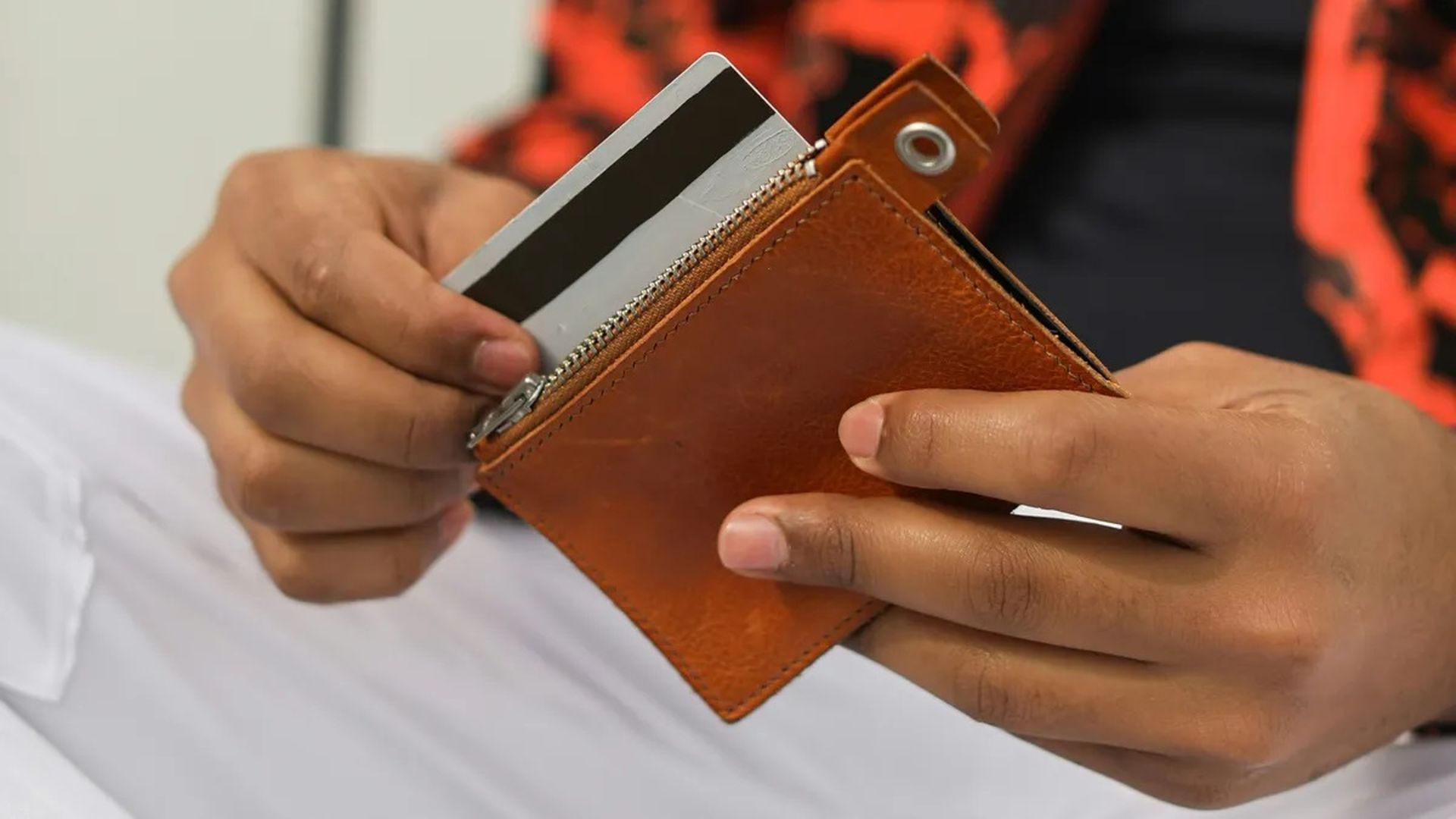 Tirando de tarjeta para cubrir la subida del alquiler