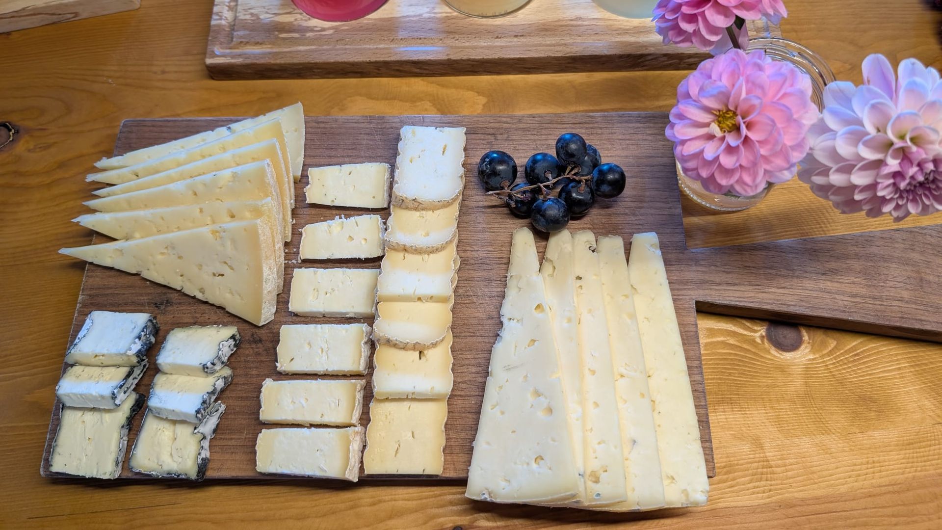 Una de las tablas de quesos que sirven en La Lleldiría