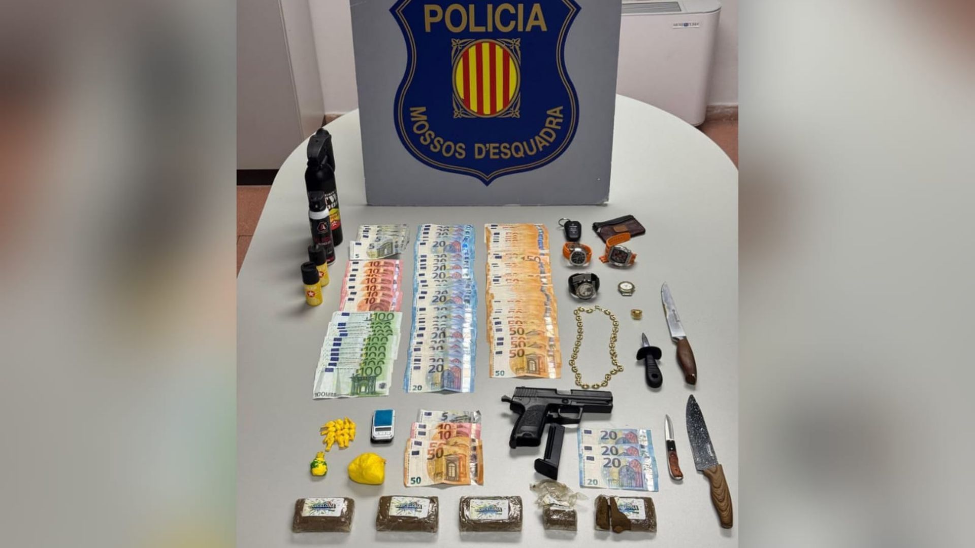Una peluquería, la tapadera para traficar con drogas en el Raval