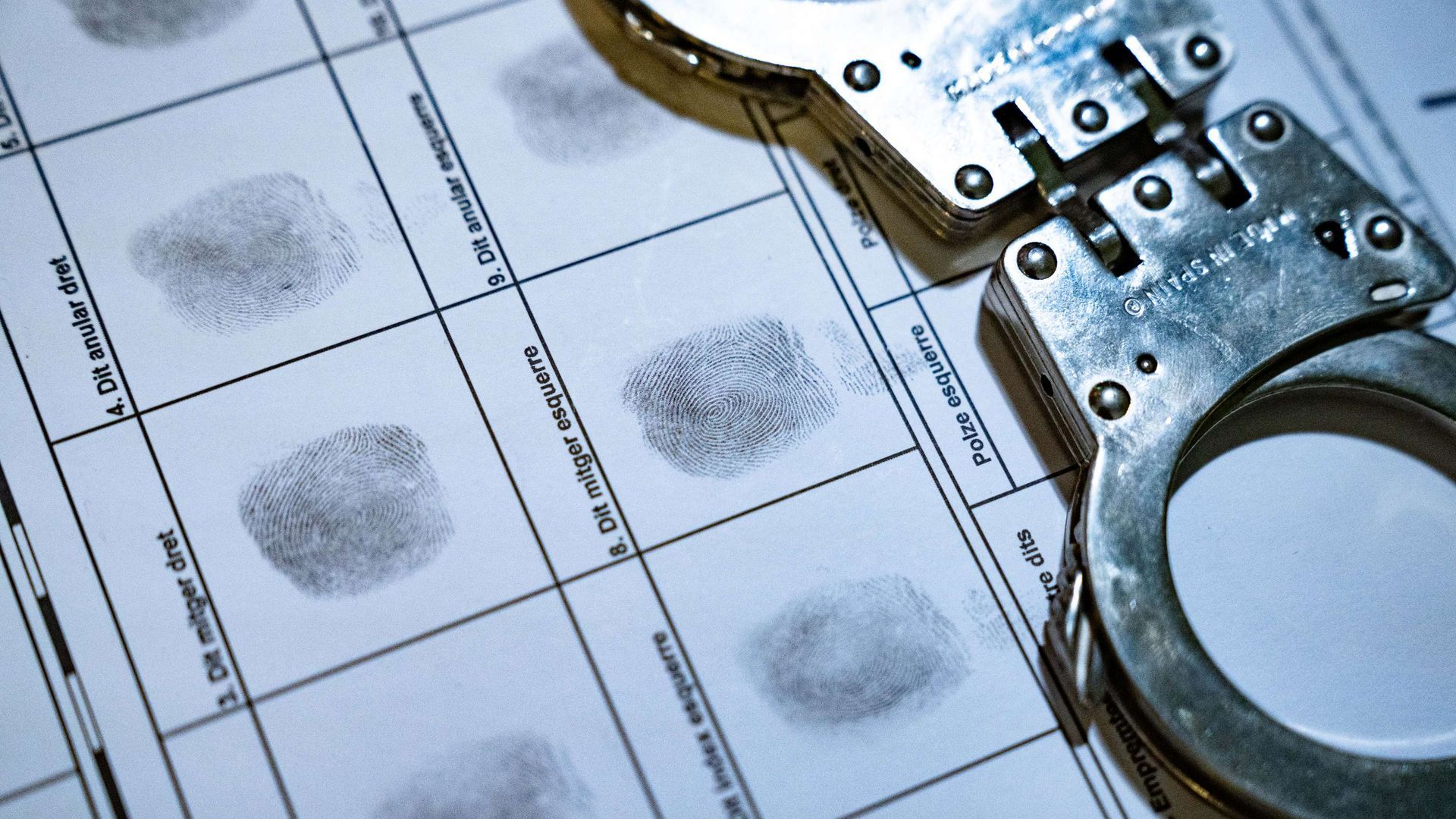 Unas esposas y huellas de detenidos