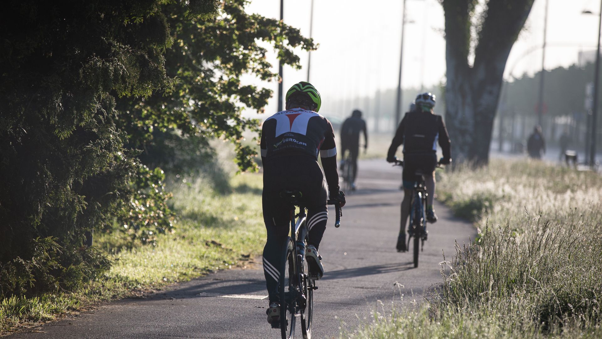Varias personas circulan en bicicleta por Vitoria, la ciudad donde residía la guipuzcoana fallecida en Ecuador
